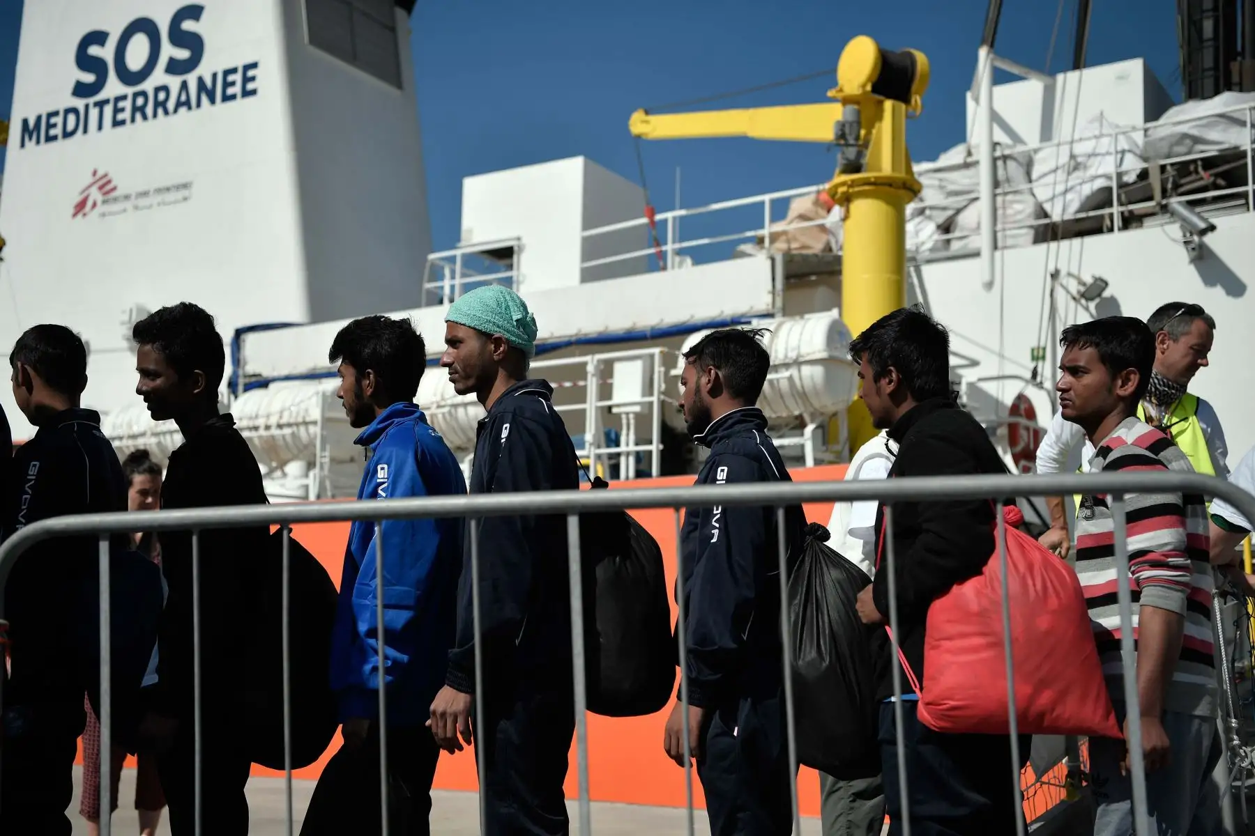 Los migrantes desembarcan del MV Aquarius,  en el puerto de Catania, Sicilia. AFP