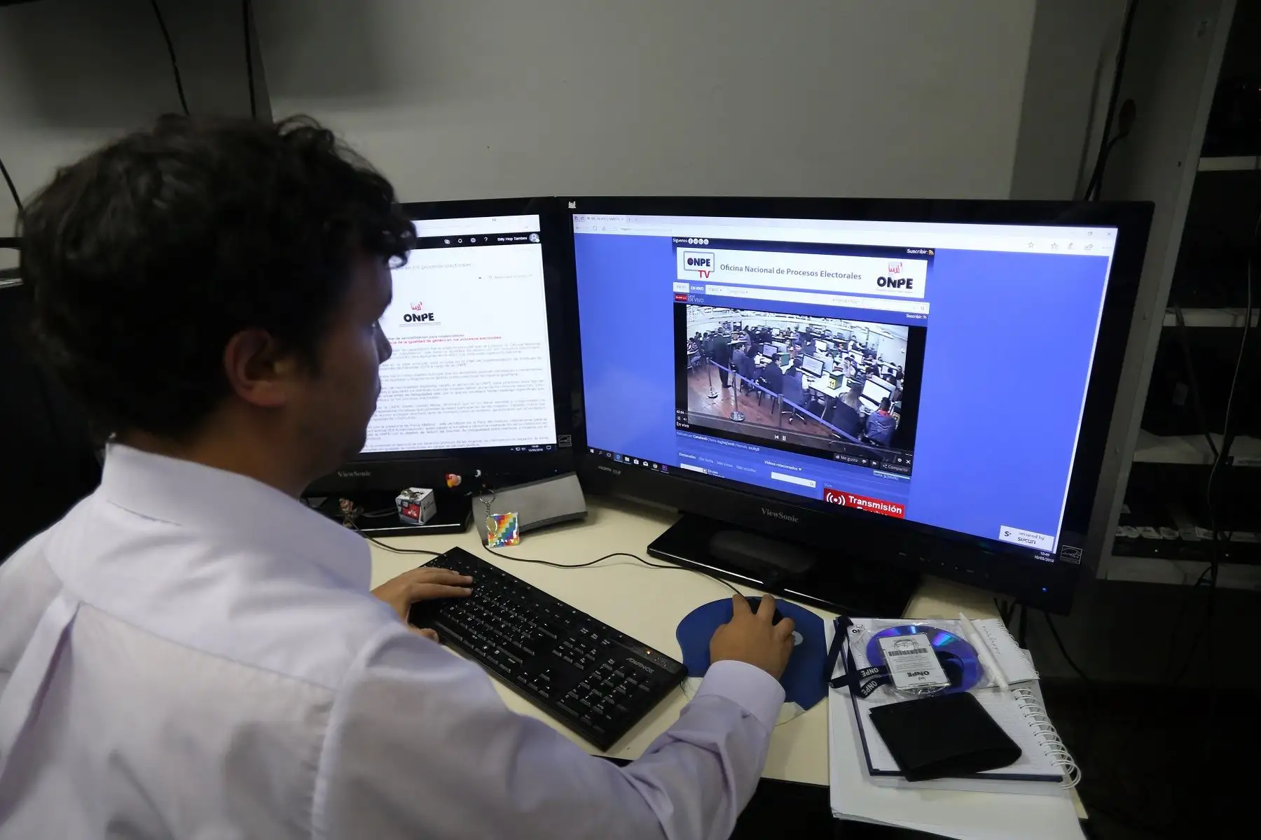 Verificación de firmas a cargo de personal de la ONPE.
