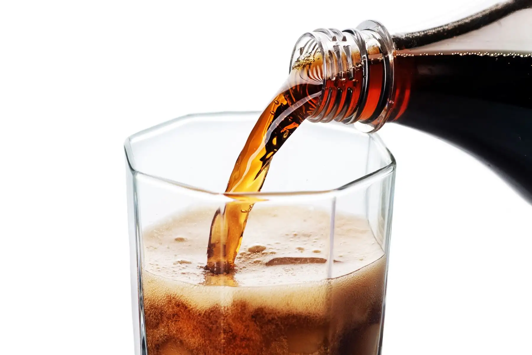 Las bebidas gaseosas tienen alto contenido de azúcar, por lo que su consumo excesivo no es recomendable. Foto:  ANDINA