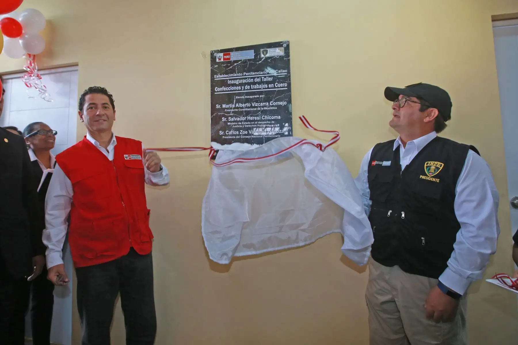 Ministro de Justicia, Salvador Heresi, inauguró talleres de confecciones y trabajos en cuero en el penal del Callao. Foto: ANDINA/Jhony Laurente.