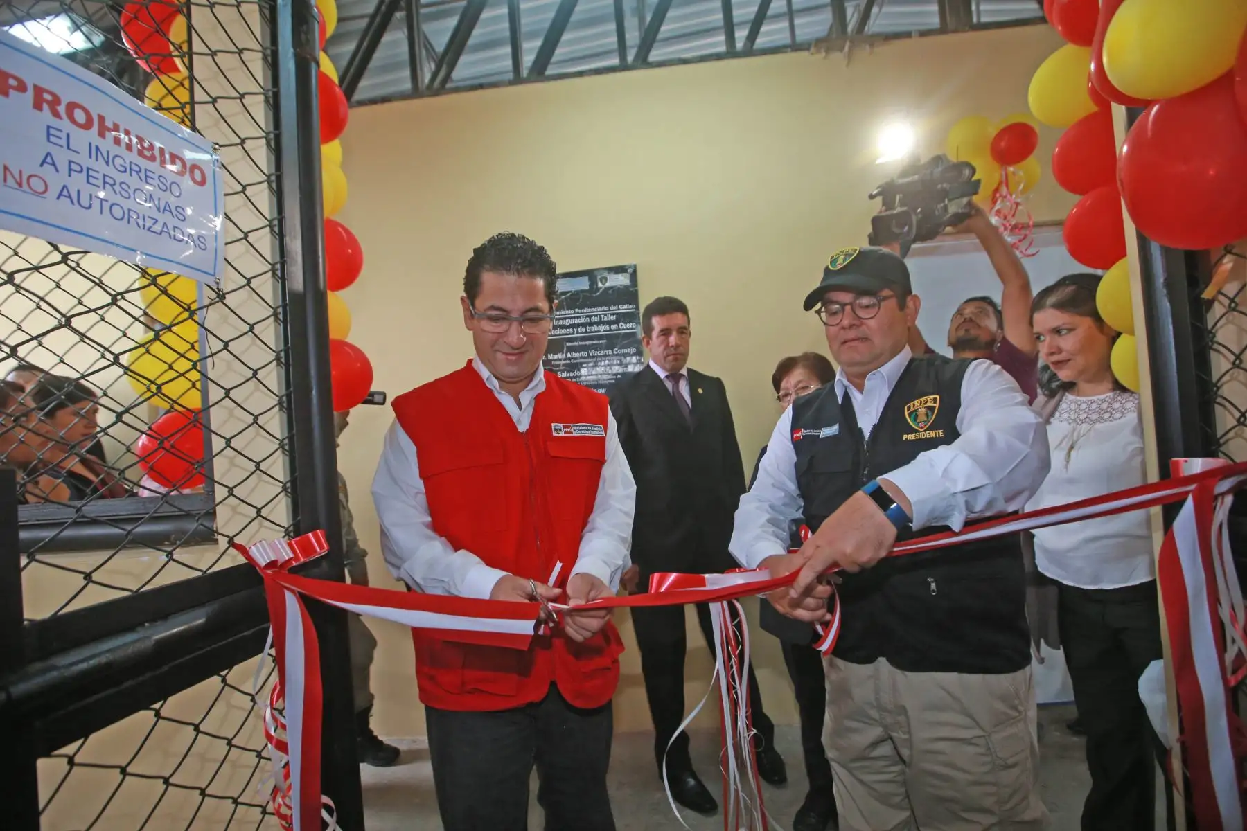 Ministro de Justicia, Salvador Heresi, inauguró talleres de confecciones y trabajos en cuero en el penal del Callao. Foto: ANDINA/Jhony Laurente.