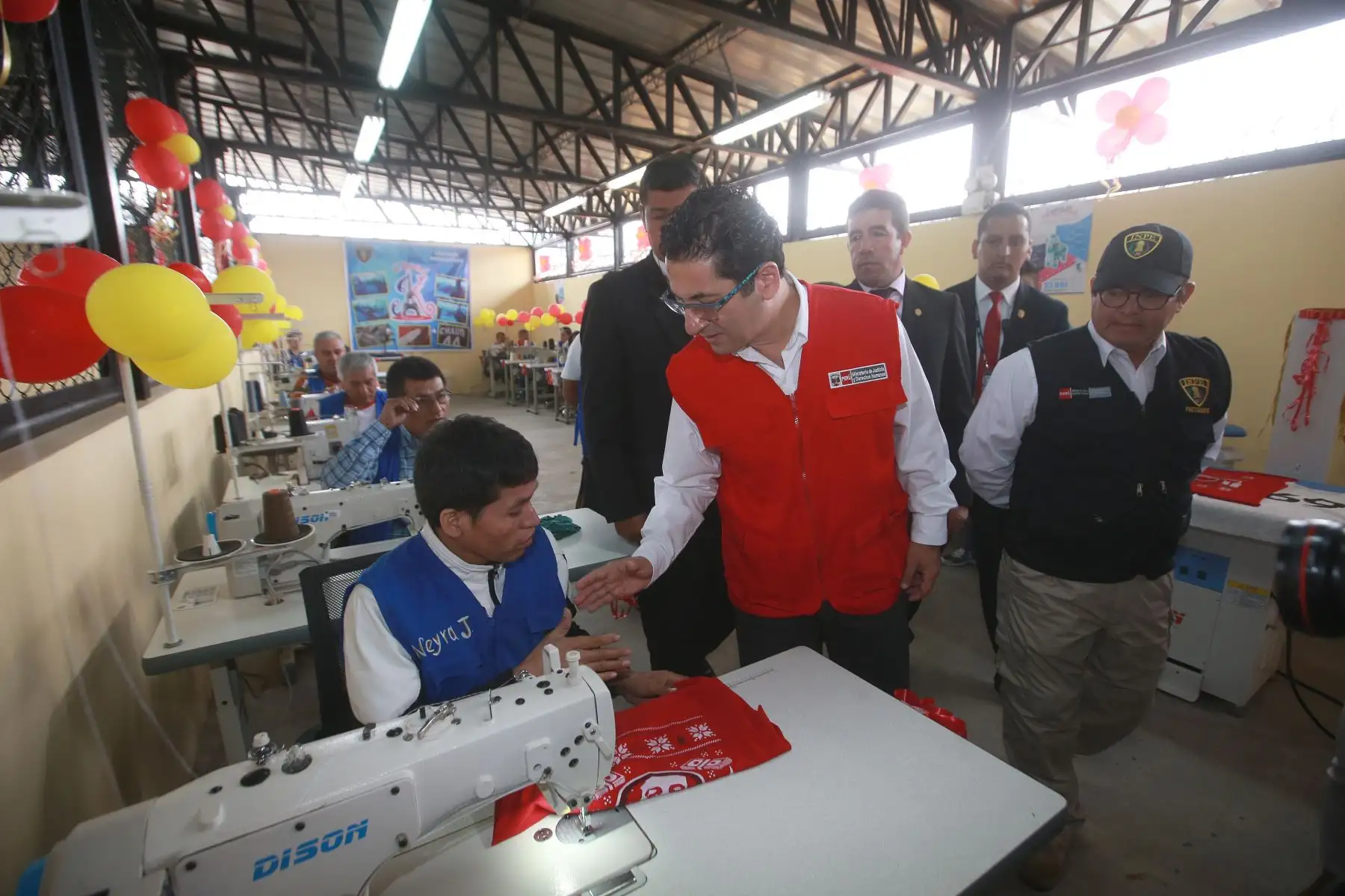 Ministro de Justicia, Salvador Heresi, inauguró talleres de confecciones y trabajos en cuero en el penal del Callao. Foto: ANDINA/Jhony Laurente.