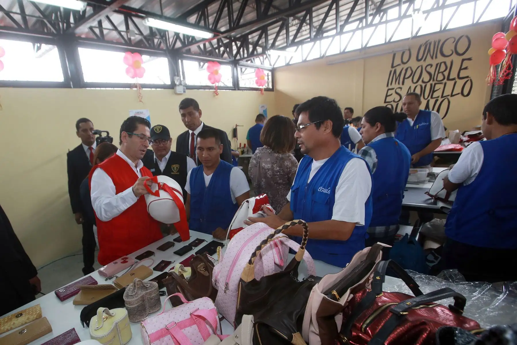Ministro de Justicia, Salvador Heresi, inauguró talleres de confecciones y trabajos en cuero en el penal del Callao. Foto: ANDINA/Jhony Laurente.