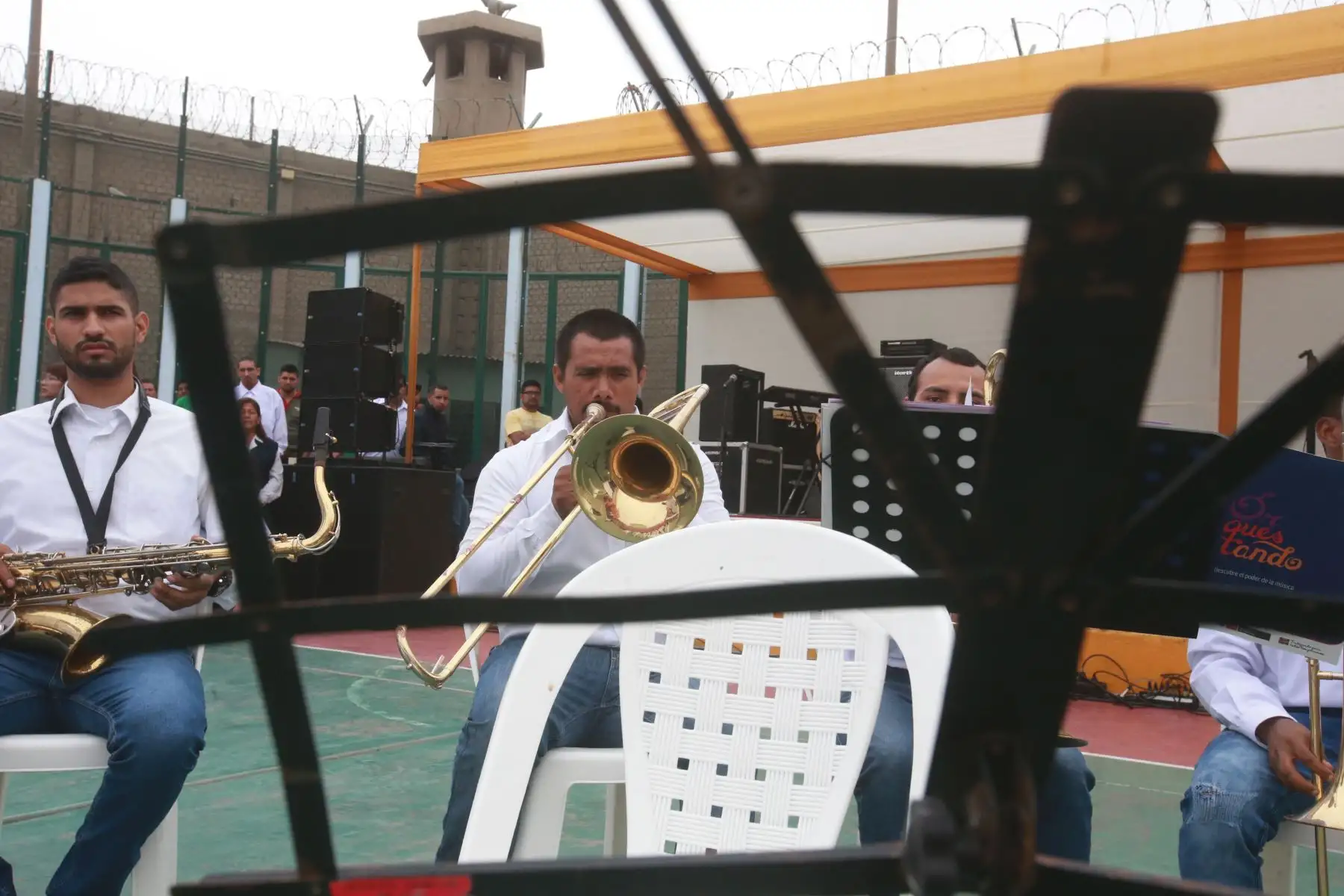 Internos de  la Orquesta Sinfónica del penal, participan en el Reconocimiento oficial del programa de formación musical “Orquestando”, en el penal del Callao.Foto: ANDINA/Jhony Laurente
