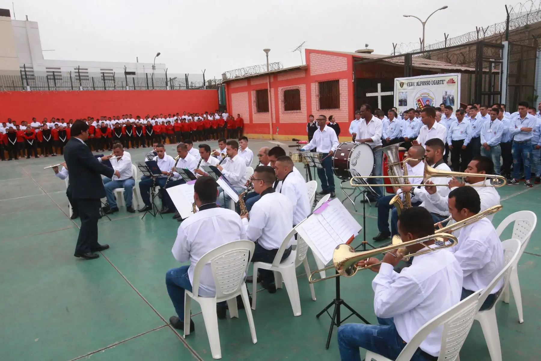 Internos de  la Orquesta Sinfónica del penal, participan en el Reconocimiento oficial del programa de formación musical “Orquestando”, en el penal del Callao.Foto: ANDINA/Jhony Laurente