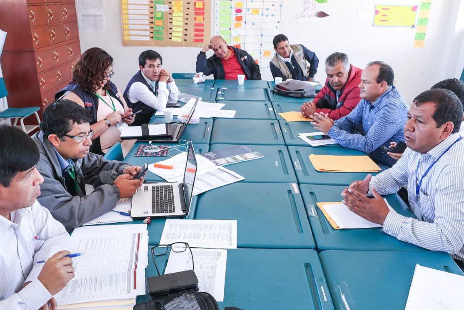 Durante su participación en el Muni Ejecutivo, desarrollado en esta ciudad, funcionarios del Ministerio de Energía y Minas (MEM) se reunieron con los alcaldes de las 13 provincias de Cajamarca para identificar y dar prioridad a los proyectos de electrificación en las zonas rurales a fin de mejorar la calidad de vida de sus pobladores.