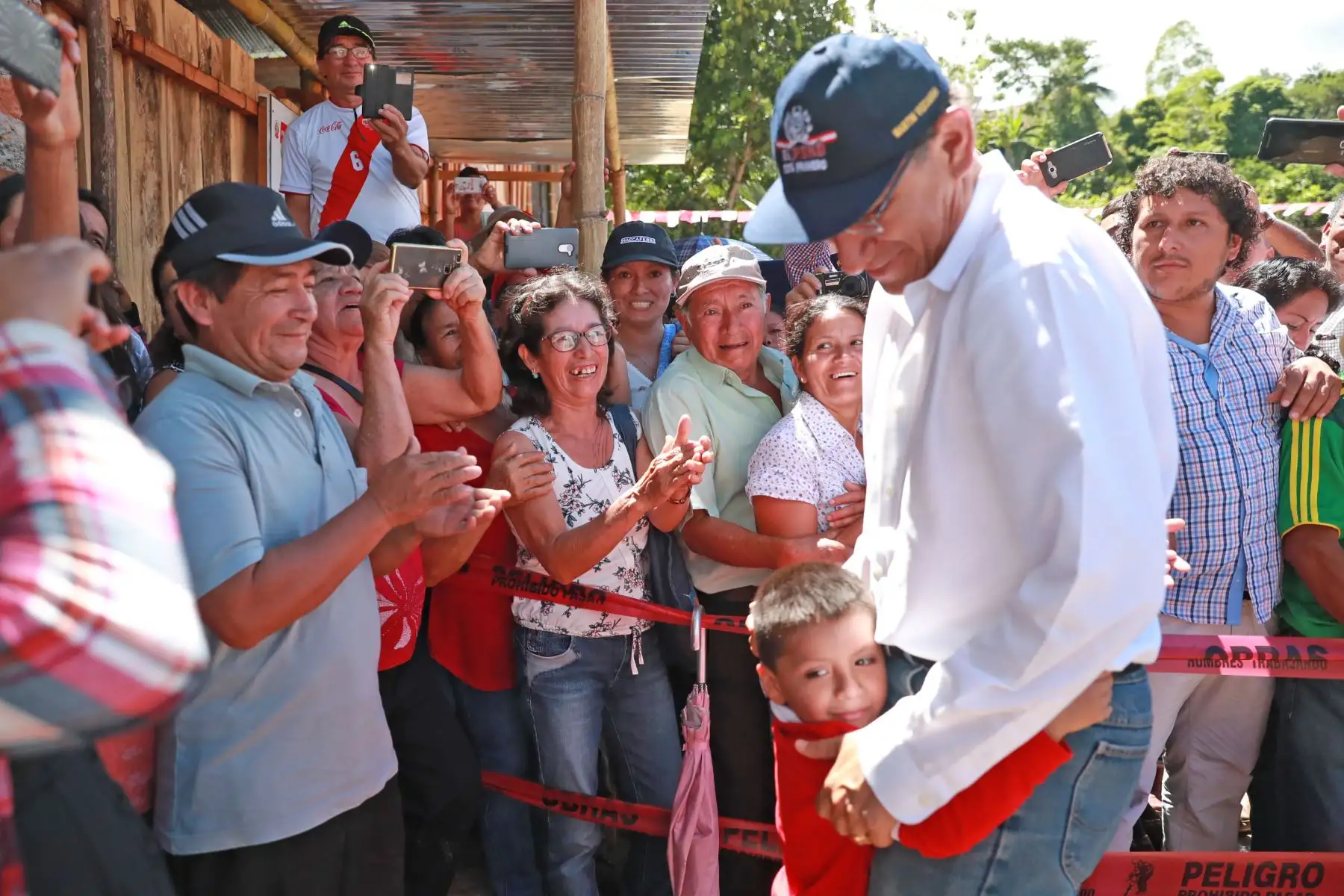 El presidente  Martín Vizcarra inspecciona obras del puente sobre el río Chinchipe, así como a las instituciones educativas Nuestro Señor de los Milagros y Gotitas de Cristal, y el puesto de salud Puerto Chinchipe (Cajamarca). Foto: ANDINA/Prensa Presidencia.