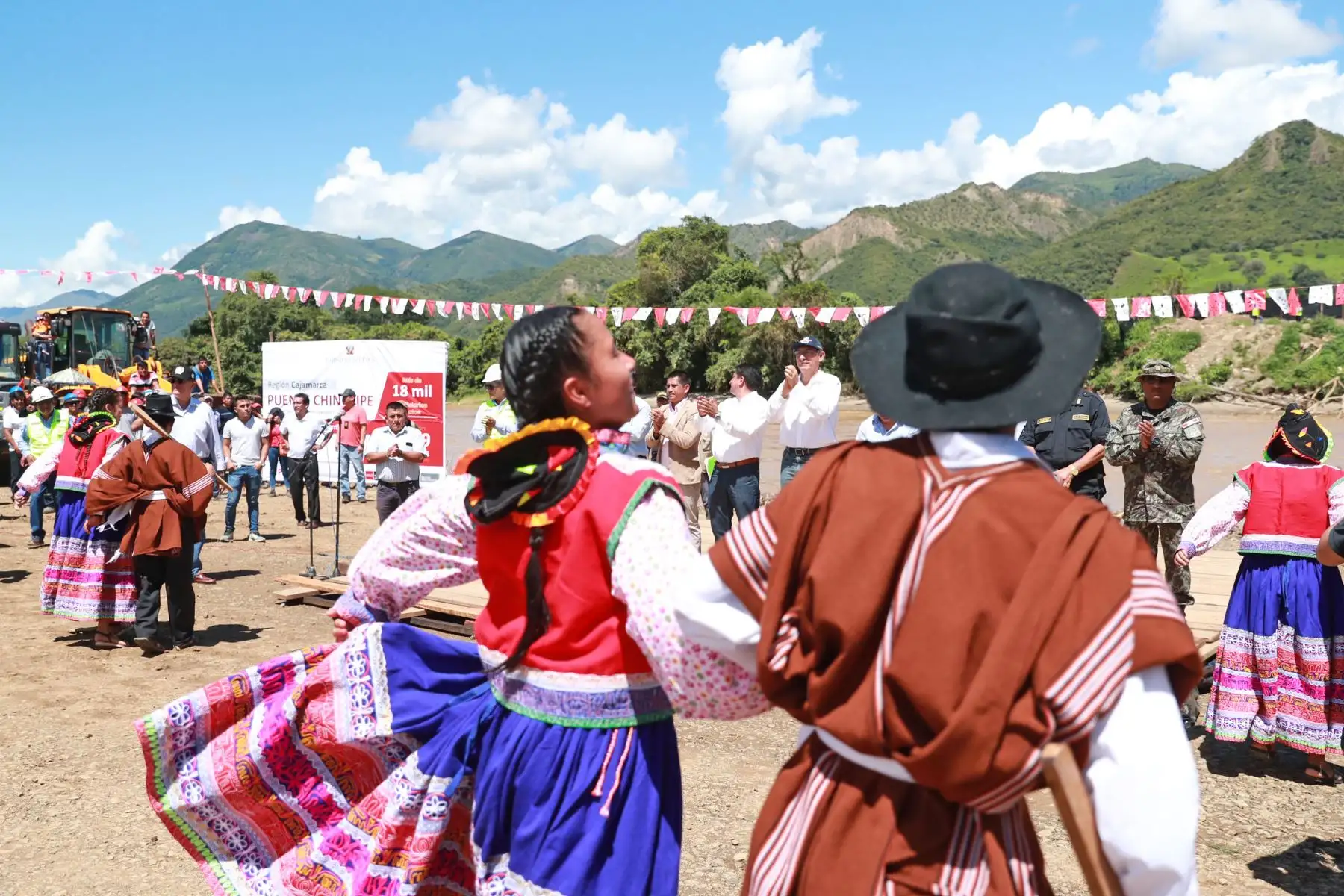 El presidente  Martín Vizcarra inspecciona obras del puente sobre el río Chinchipe, así como a las instituciones educativas Nuestro Señor de los Milagros y Gotitas de Cristal, y el puesto de salud Puerto Chinchipe (Cajamarca). Foto: ANDINA/Prensa Presidencia.