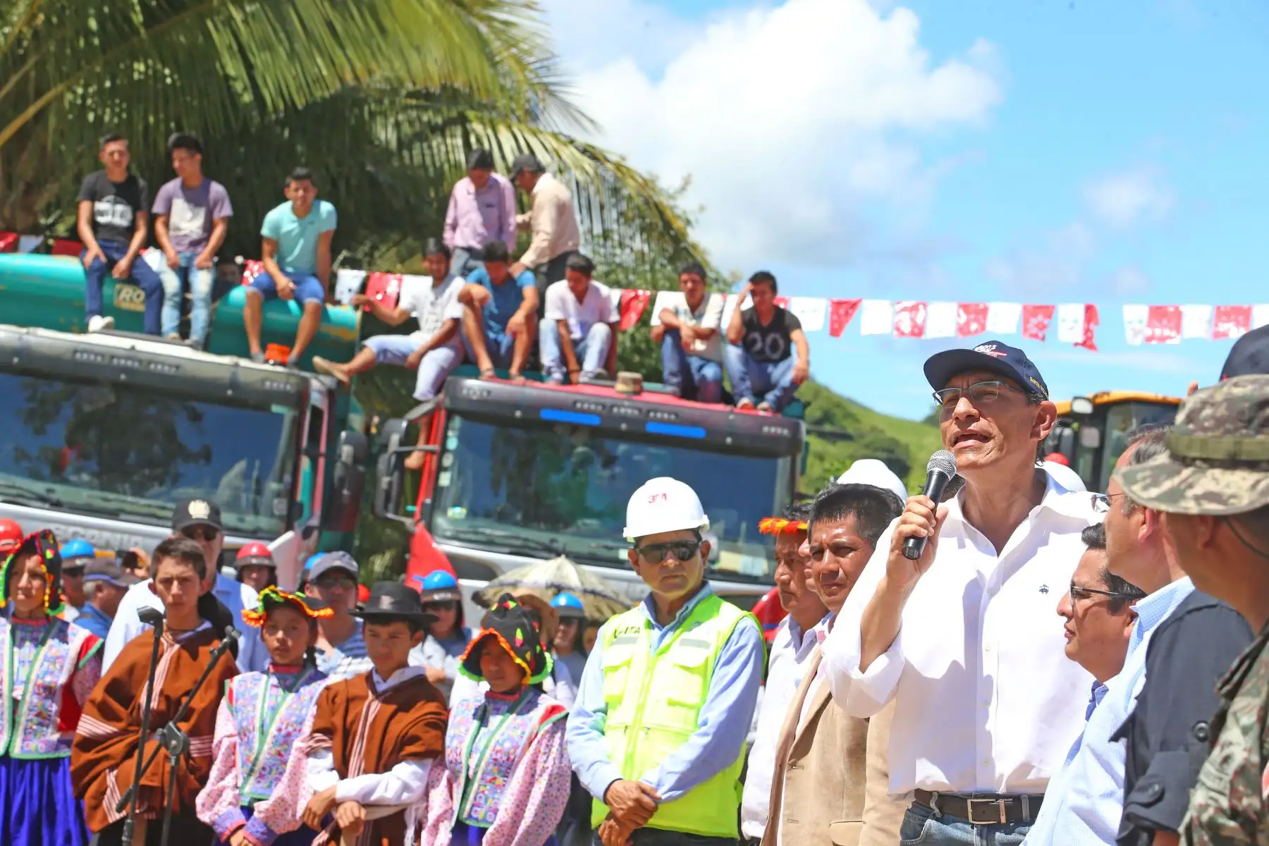 El presidente  Martín Vizcarra inspecciona obras del puente sobre el río Chinchipe, así como a las instituciones educativas Nuestro Señor de los Milagros y Gotitas de Cristal, y el puesto de salud Puerto Chinchipe (Cajamarca). Foto: ANDINA/Prensa Presidencia.