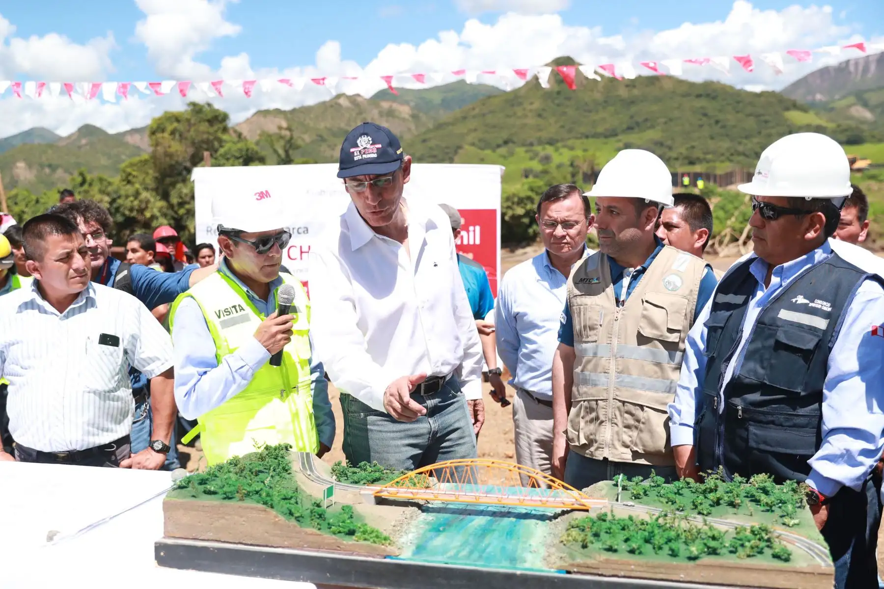 El presidente  Martín Vizcarra inspecciona obras del puente sobre el río Chinchipe, así como a las instituciones educativas Nuestro Señor de los Milagros y Gotitas de Cristal, y el puesto de salud Puerto Chinchipe (Cajamarca). Foto: ANDINA/Prensa Presidencia.