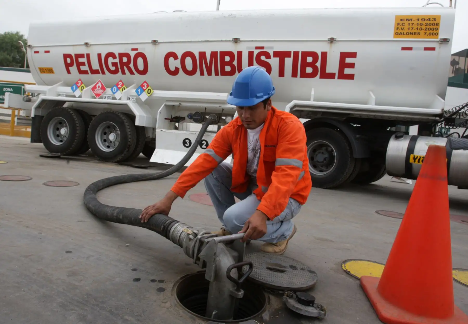El ranking de los combustibles más nocivos fue elaborado por el Ministerio del Ambiente en coordinación con el Ministerio de Economía y Finanzas y tomando en cuenta las opiniones del sector público y privado y de la ciudadanía. ANDINA