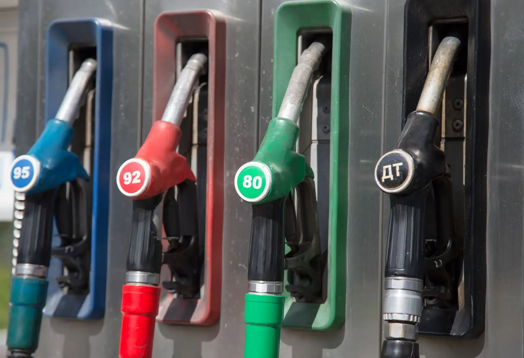 El quinto combustible menos contaminante es el Gasohol de 90 octanos - S50 (Índice 7.5).