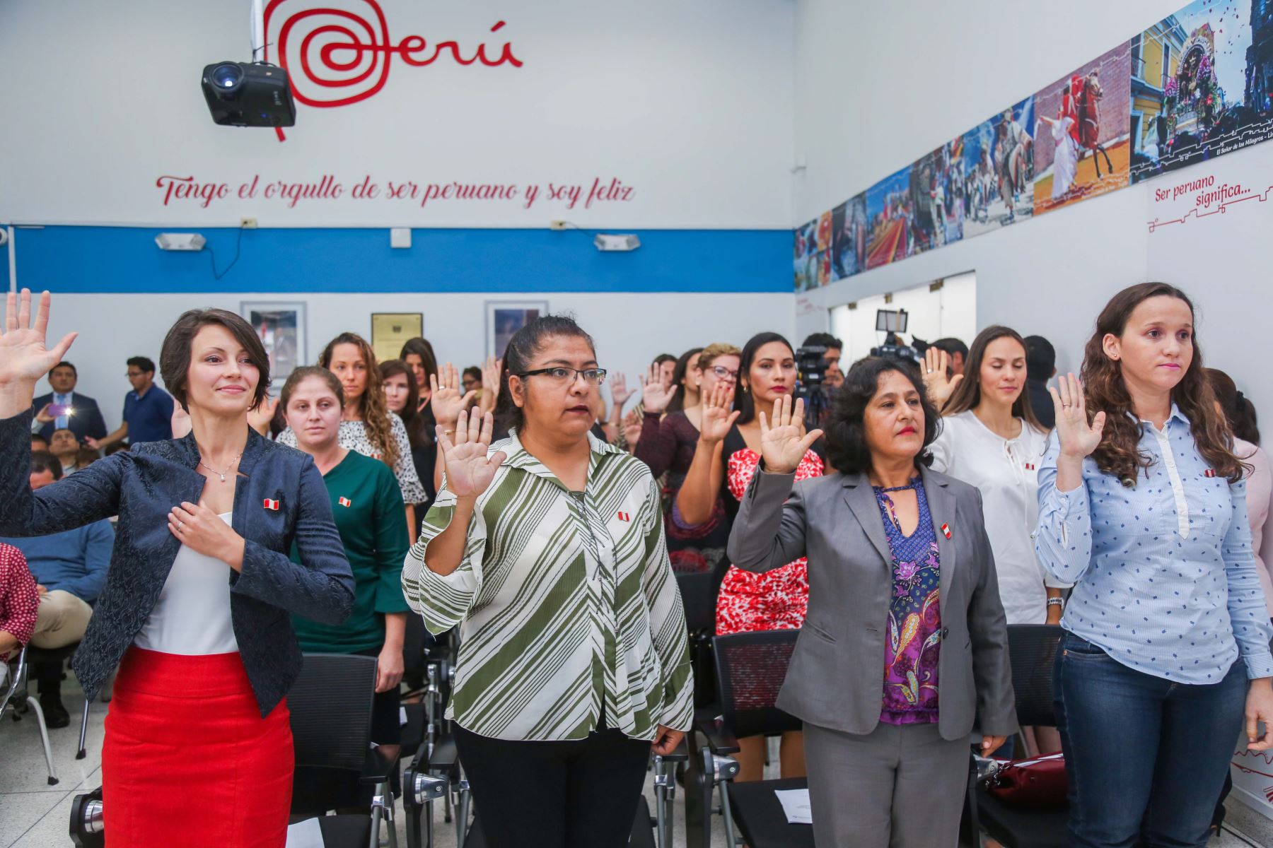 Ceremonia de nacionalización de madres nacidas en el extranjero. Foto: Andina/difusión