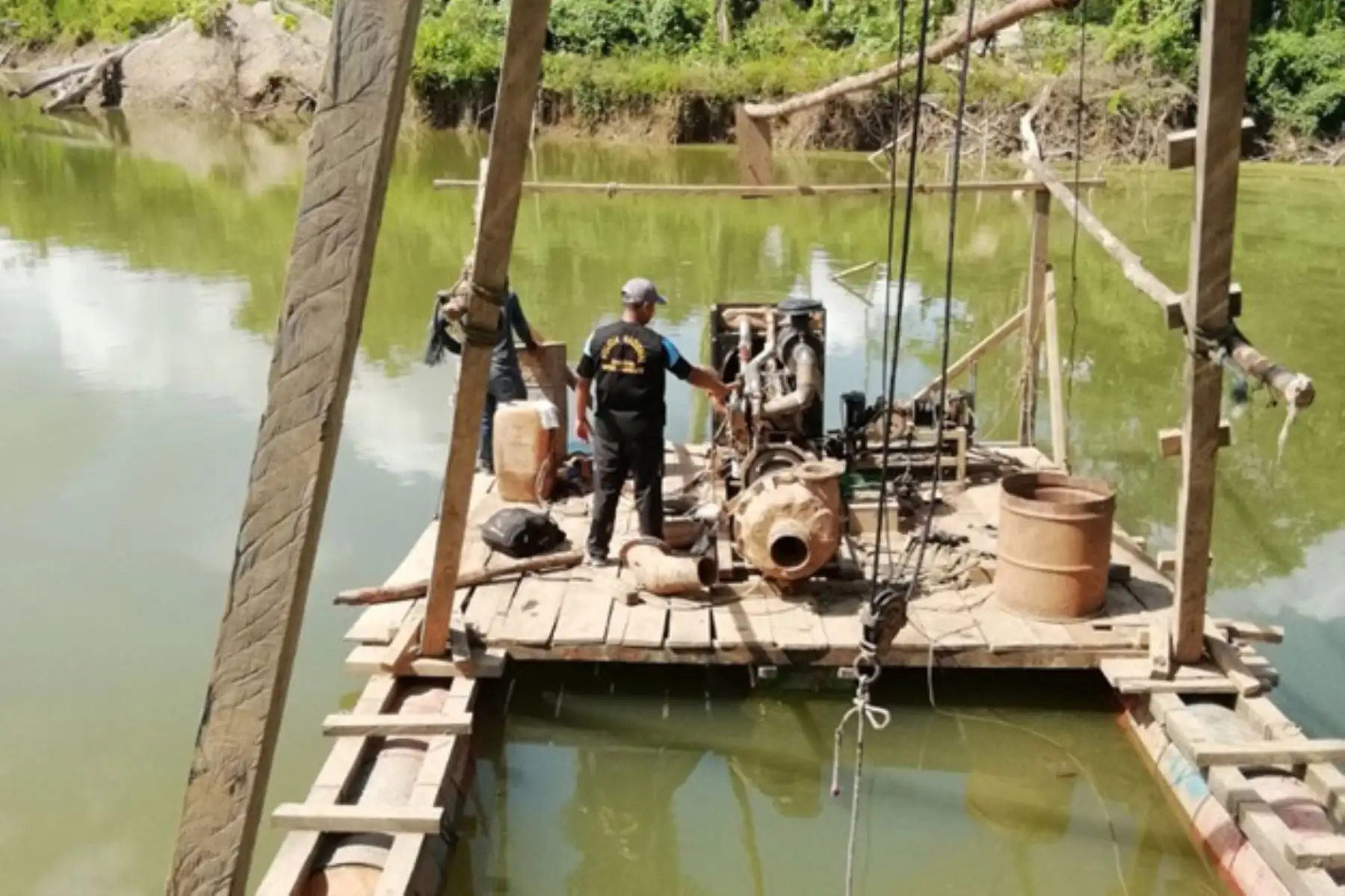 Dos importantes operativos contra la minería ilegal realizó el personal del Departamento de Protección de Medio Ambiente de la Región Policial Madre de Dios en las localidades de Manu y Laberinto, donde se detuvo a cuatro personas y se destruyó motores, balsas de traca, tolvas de madera y otros elementos necesarios para obtener oro en la zona.