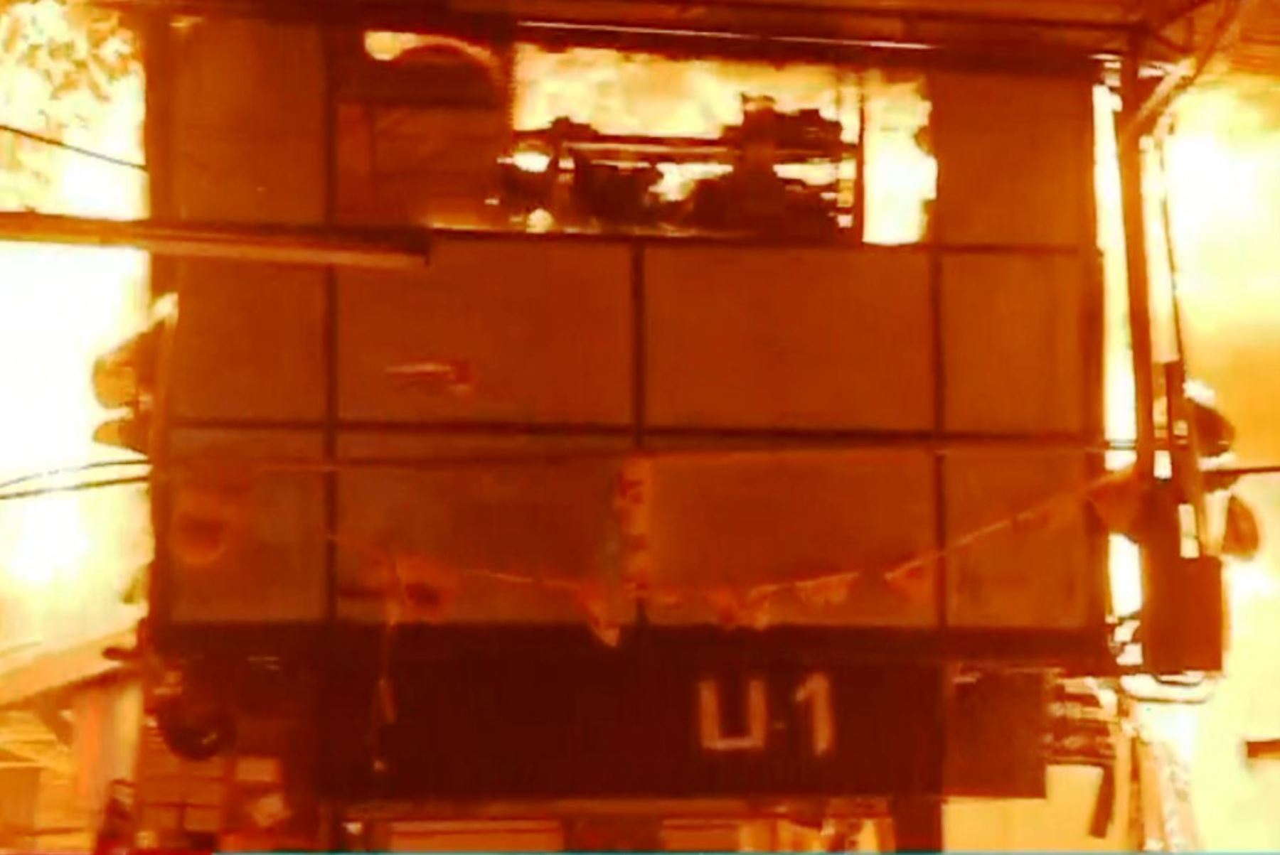 Incendio consume puestos del mercado Monumental en Puente Piedra. Foto: ANDINA.