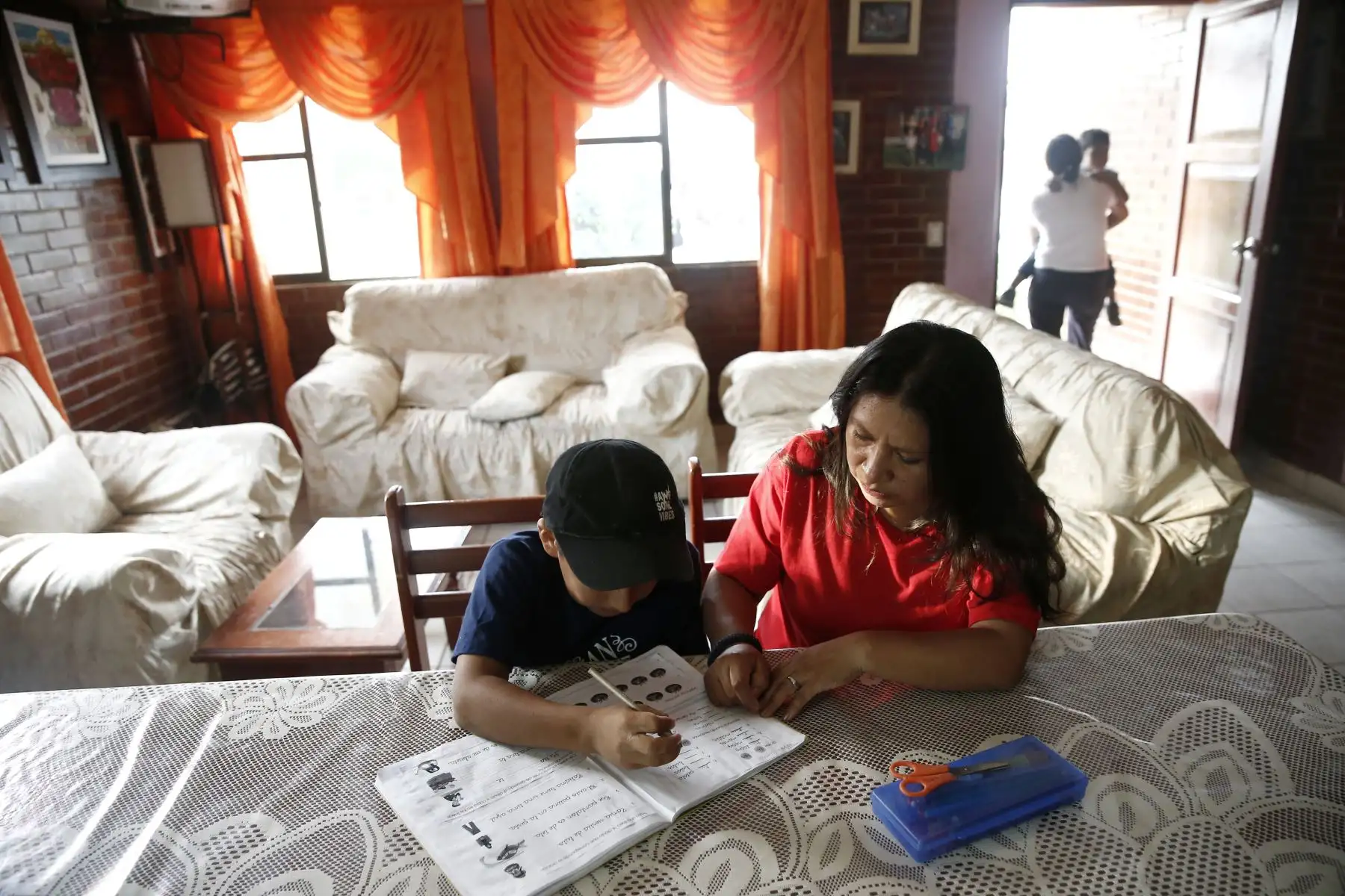 Enid Inga lleva 14 años como "cuidadora SOS", pasa seis días a la semana con los seis menores que tiene a su cargo. Ella habla mucho con ellos, les prepara los alimentos, los ayuda con los deberes escolares y sobre todo les da la atención y amor que necesitan. Foto: ANDINA/Melina Mejía.