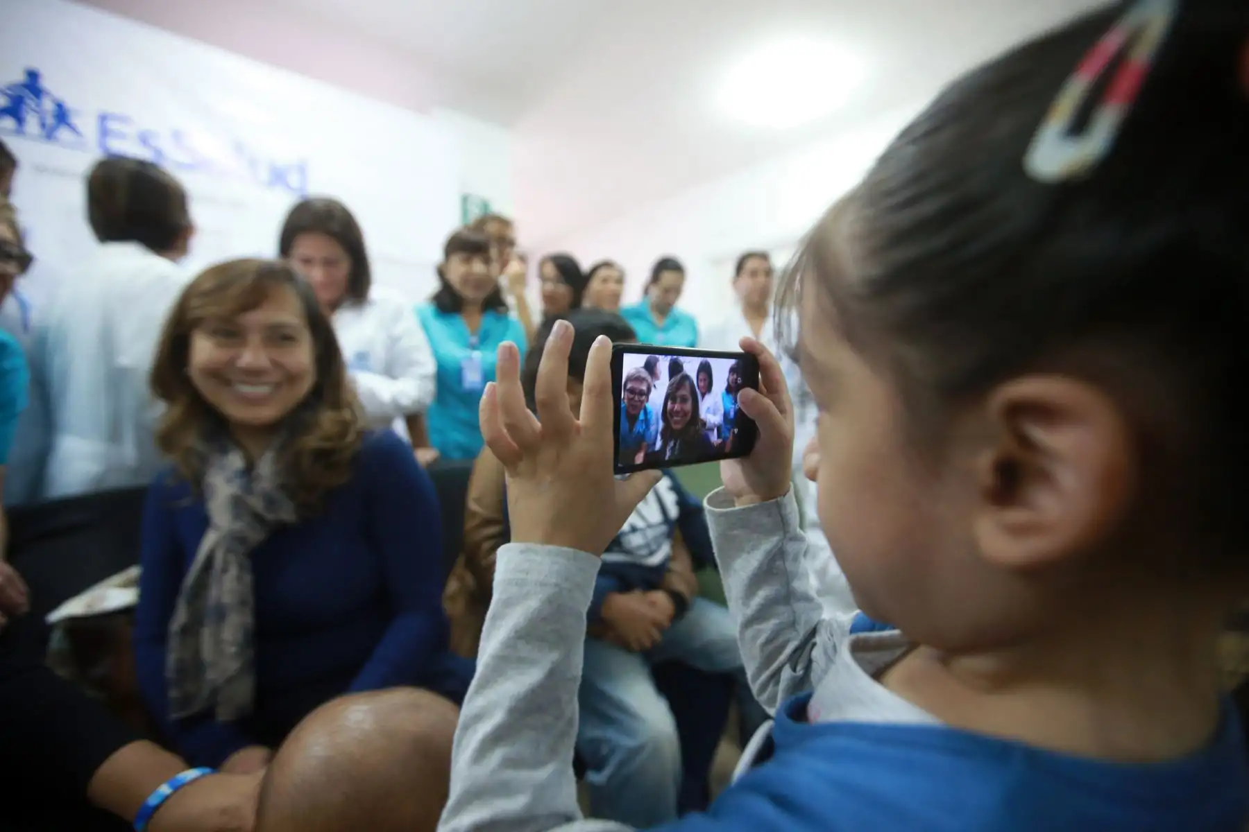 Cecilia Cornejo posa para su hija Aitana, a quien donó parte de su hígado en una compleja operación quirúrgica en el hospital Rebagliati Martins, de EsSalud. Foto: ANDINA/Jhony Laurente.