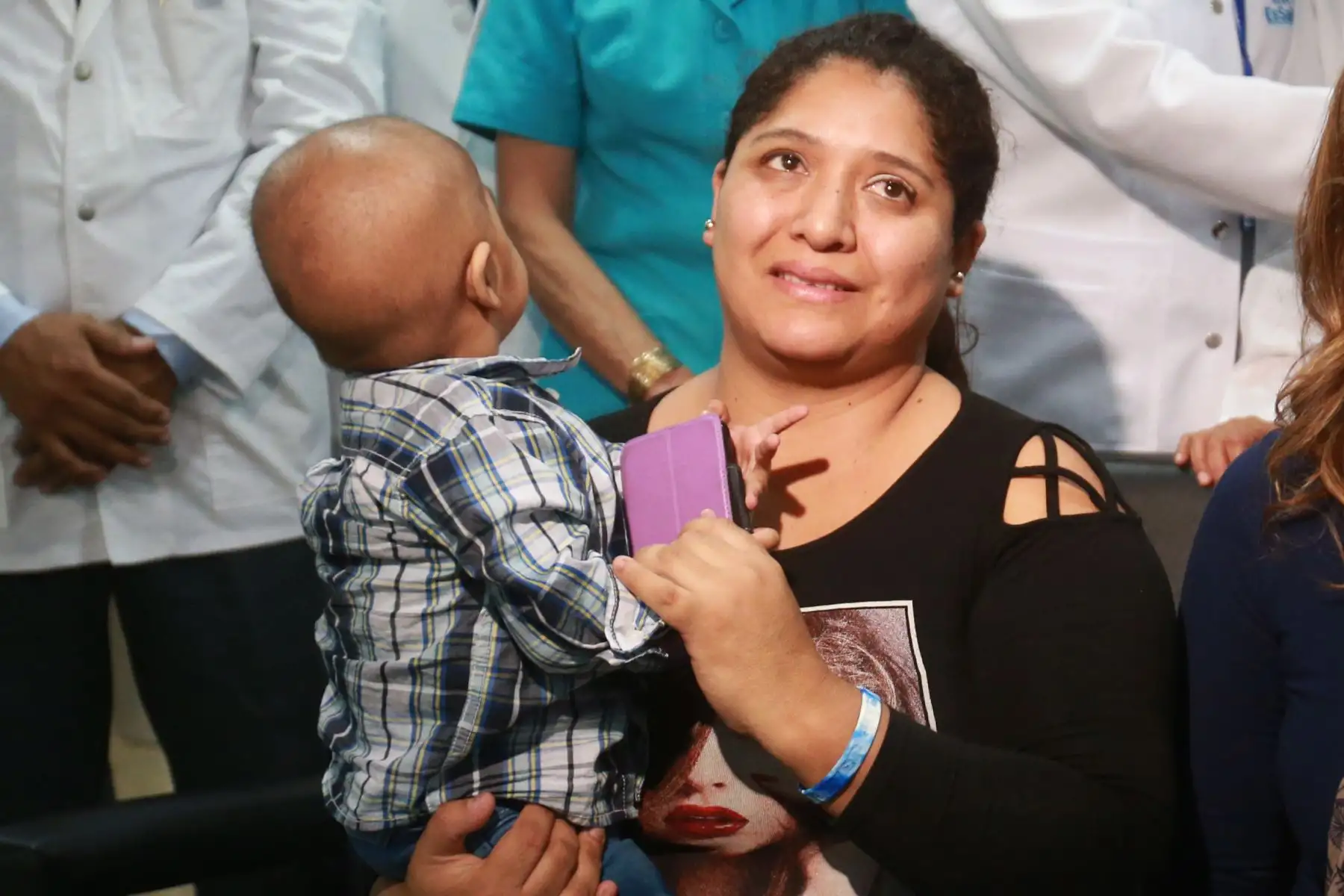 Milagros Ramos Sandoval agradece la  donación de órganos  a su hijo, Juanito, en una compleja operación quirúrgica en el hospital Rebagliati Martins, de EsSalud. Foto: ANDINA/Jhony Laurente.