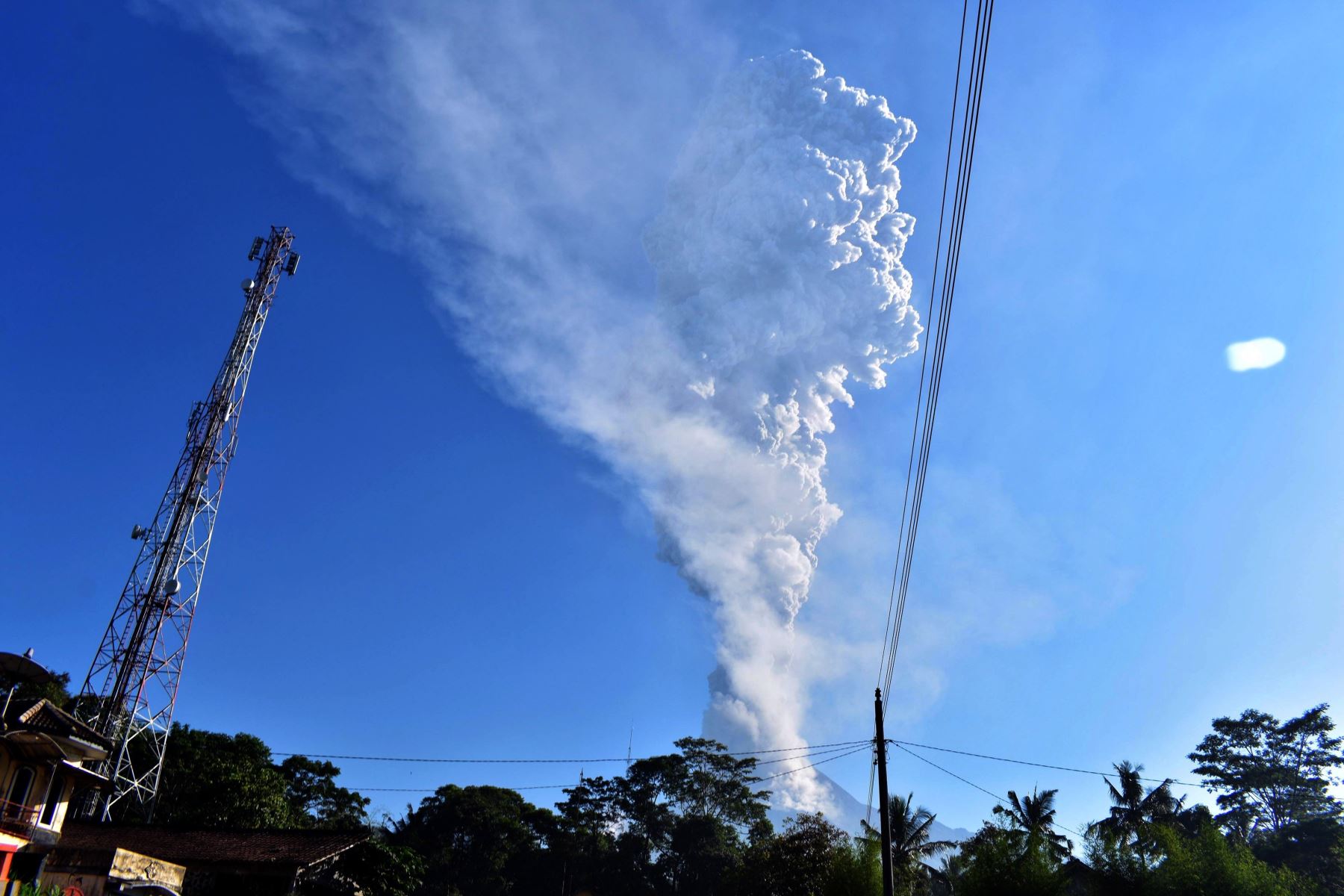 Erupción del monte Merapi en la isla de Java Foto: EFE