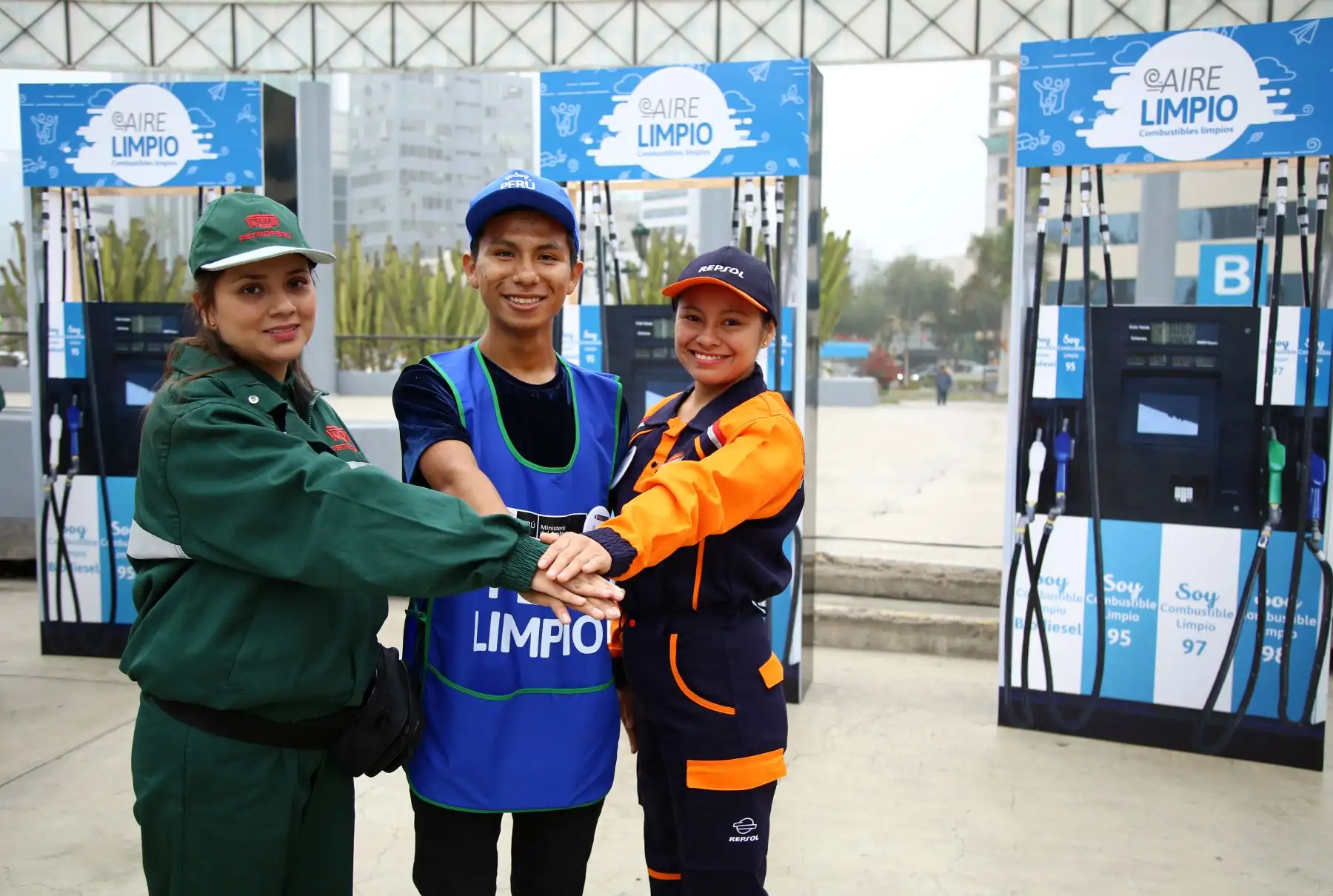 Empresas de estaciones de servicios Repsol, Petroperú, Primax y Pecsa; así como  la Asociación Automotriz del Perú  presentes en la campaña nacional Aire Limpio, del Ministerio del Ambiente. Foto: ANDINA/Minam.