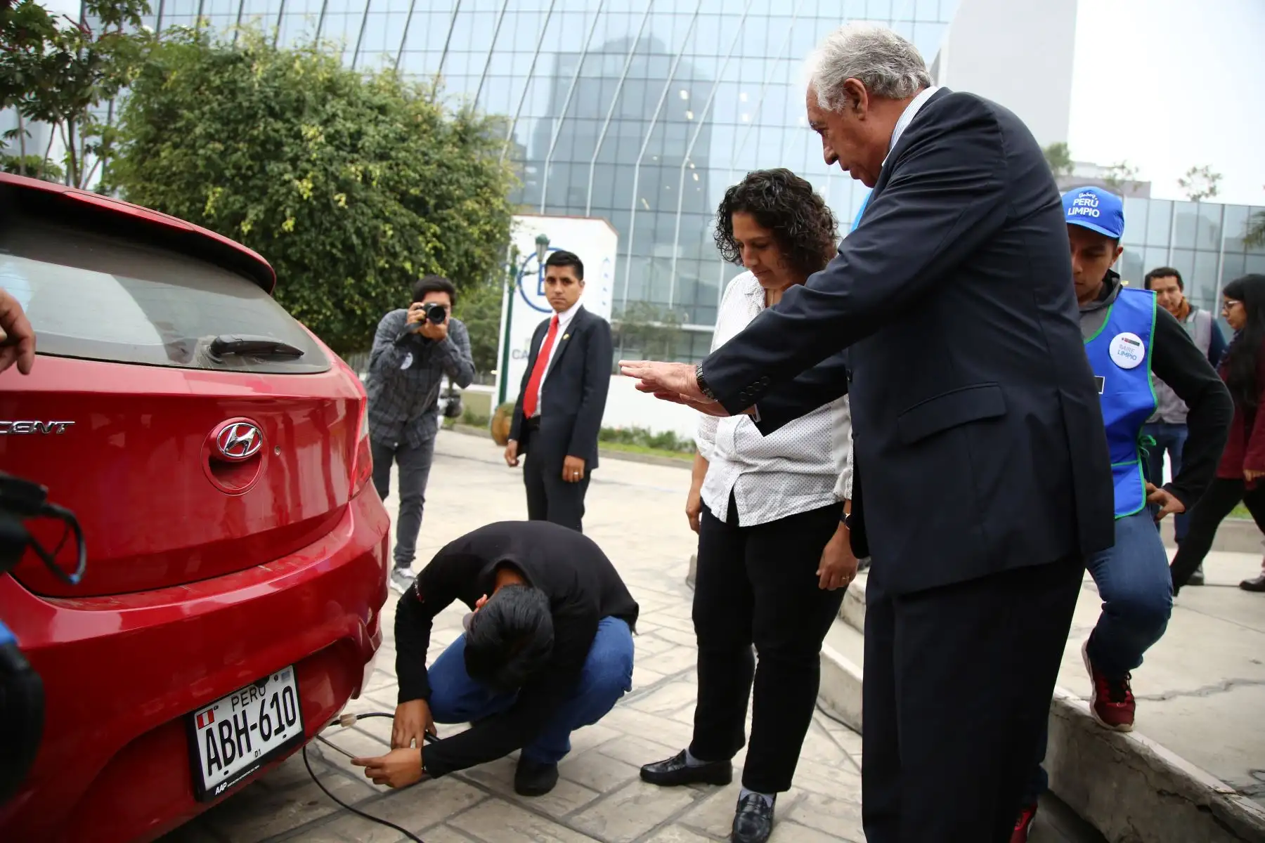 Demostración  medición de emisiones de los vehículos con combustibles limpios, frente al uso del combustible común. Foto:ANDINA/Minam