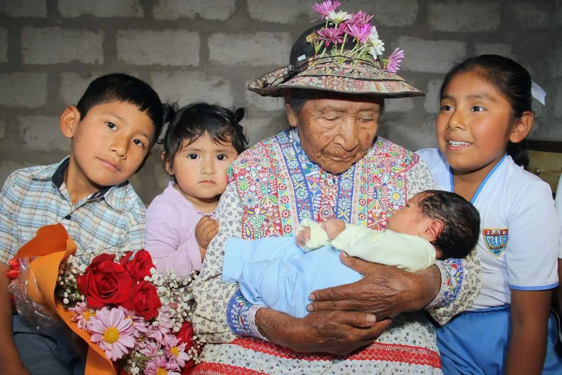 Paulina Coaquira Yajo, conocida como la “abuelita de roca”, es una mujer arequipeña que en agosto próximo cumplirá 101 años de edad y representa a las madres beneficiarias del programa Pensión 65 por su fortaleza, perseverancia y lucha incansable que sacó adelante a sus 12 hijos, quienes le han dado 27 nietos, 46 biznietos y un tataranieto recién nacido.