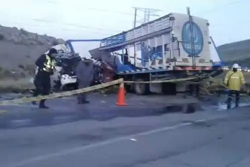 Dos personas fallecidas y una herida es el lamentable saldo de una violenta colisión entre un tráiler con remolque y un camión que trasladaba piñas, ocurrido en la Carretera Central, en un cruce de vía en la provincia de Yauli-La Oroya, región Junín.