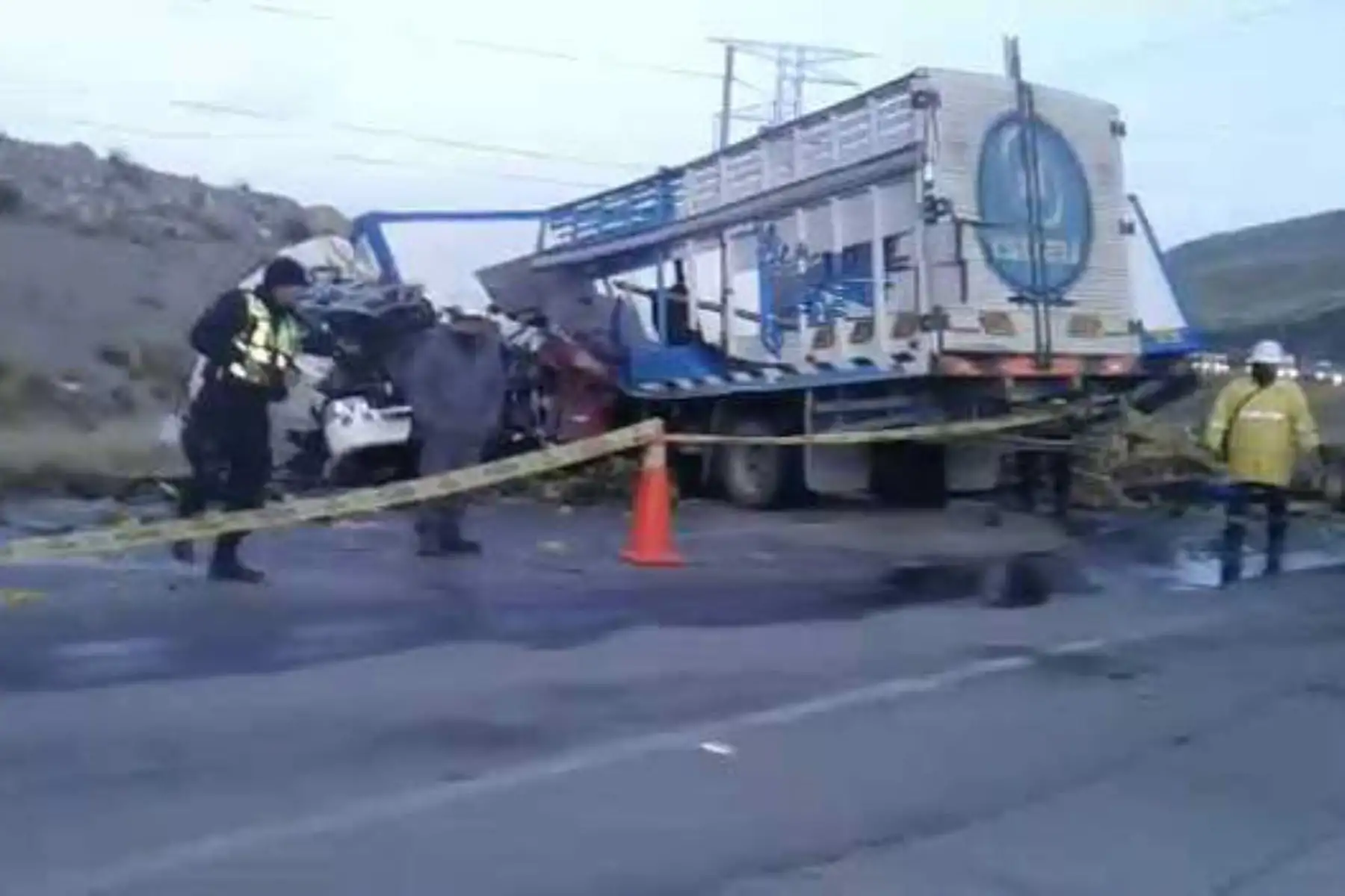 Dos personas fallecidas y una herida es el lamentable saldo de una violenta colisión entre un tráiler con remolque y un camión que trasladaba piñas, ocurrido en la Carretera Central, en un cruce de vía en la provincia de Yauli-La Oroya, región Junín.