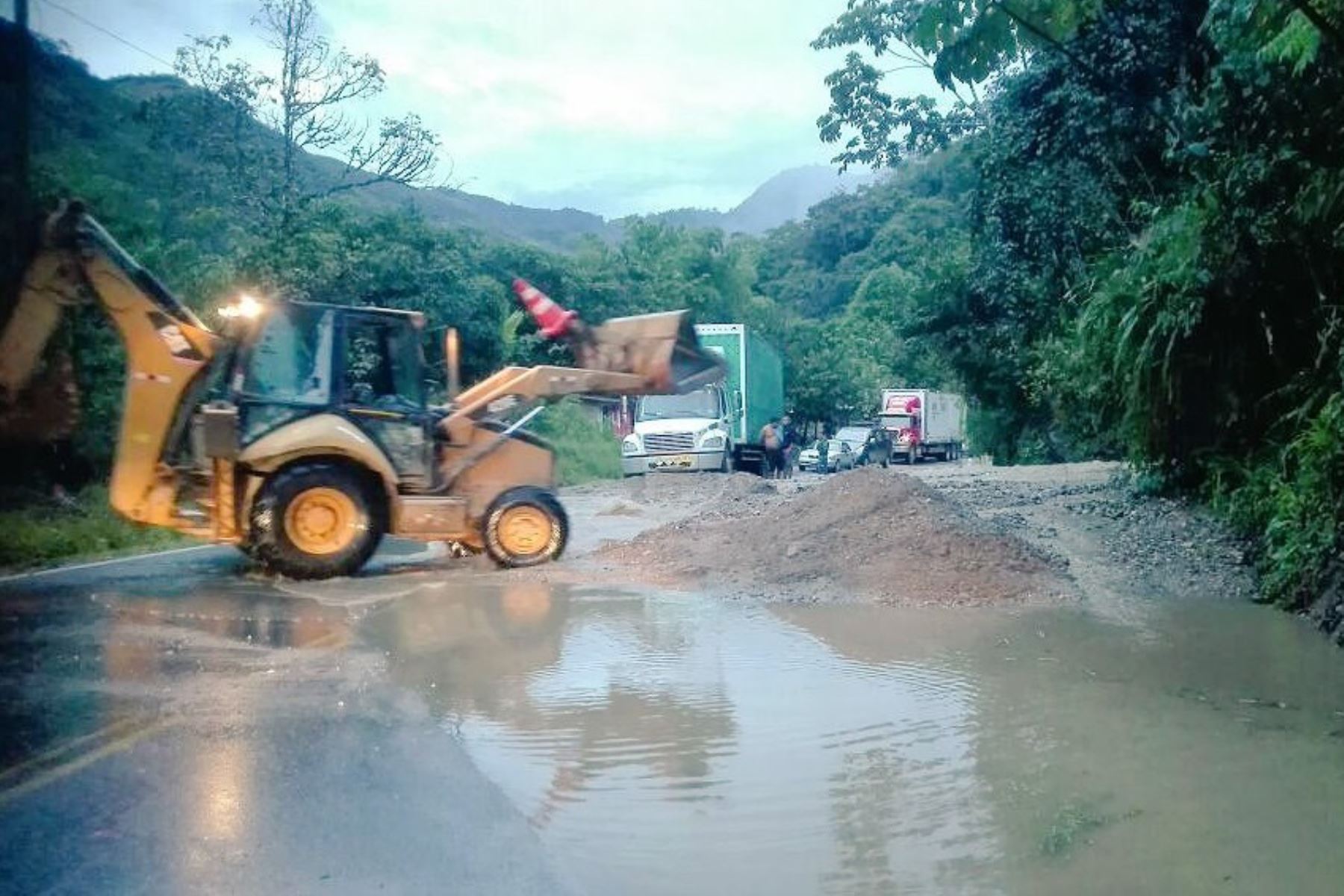 El tránsito vehicular a la altura del kilómetro 86 del tramo Chiple-Cutervo, de la Red Vial Nacional PE-3N, situado en el distrito de Callayuc, provincia de Cutervo, región Cajamarca, se encuentra interrumpido debido a un derrumbe por las constantes precipitaciones ocurridas en la víspera.
