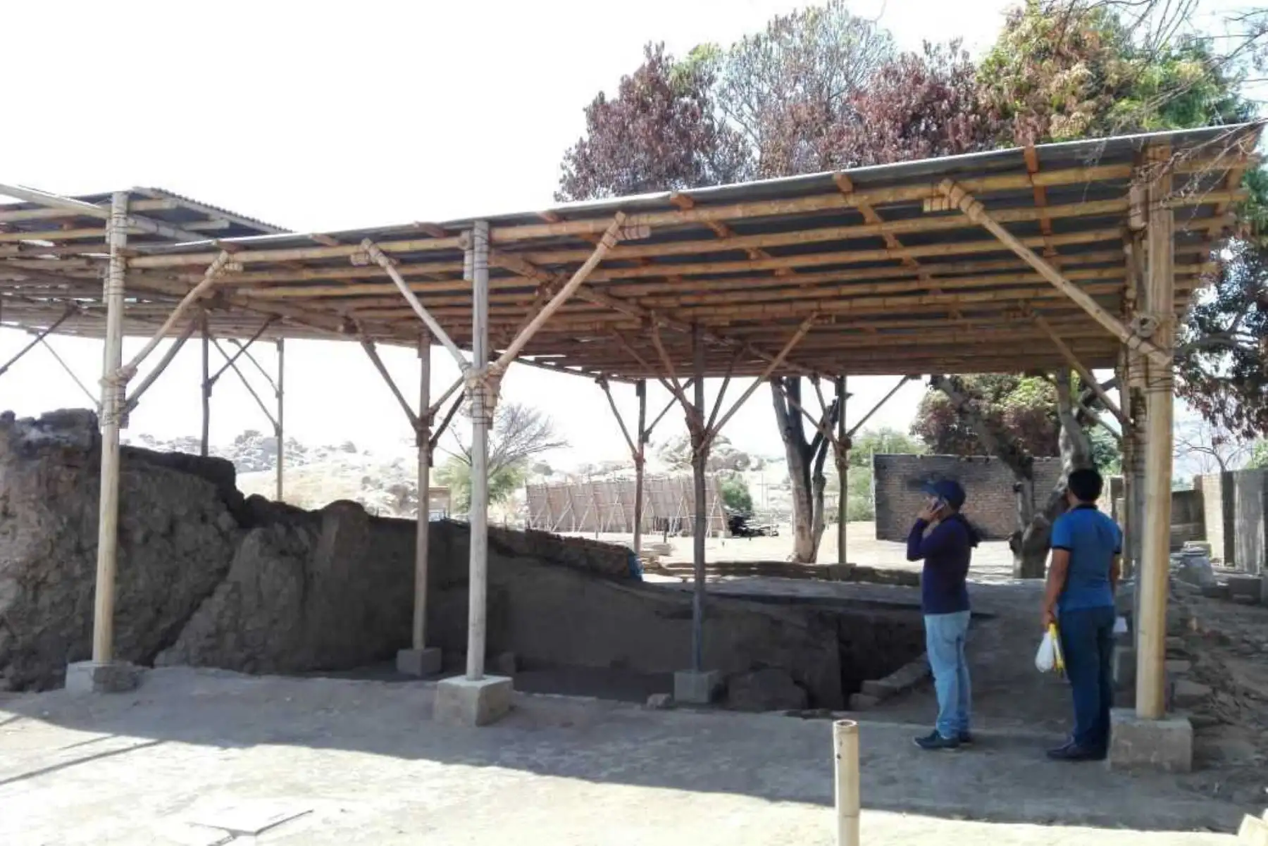 Una brigada de trabajadores de la Unidad Ejecutora 005 Naylamp-Lambayeque inició la primera etapa del Plan de Mantenimiento en diversos sitios arqueológicos, con la finalidad de garantizar la adecuada protección de la herencia cultural frente a la nociva acción de los factores de deterioro externos, principalmente medioambientales.