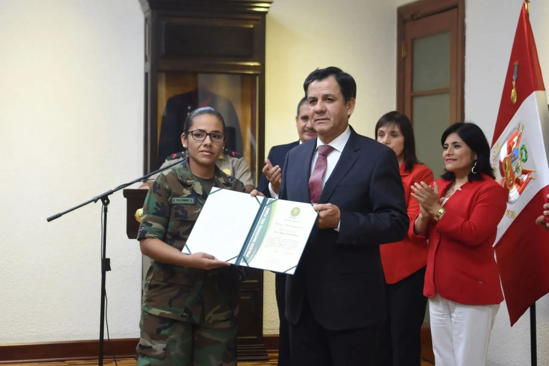 Ministro del Interior, Mauro Medina, condecoró a policías que rescataron a menor secuestrada en el Vraem.