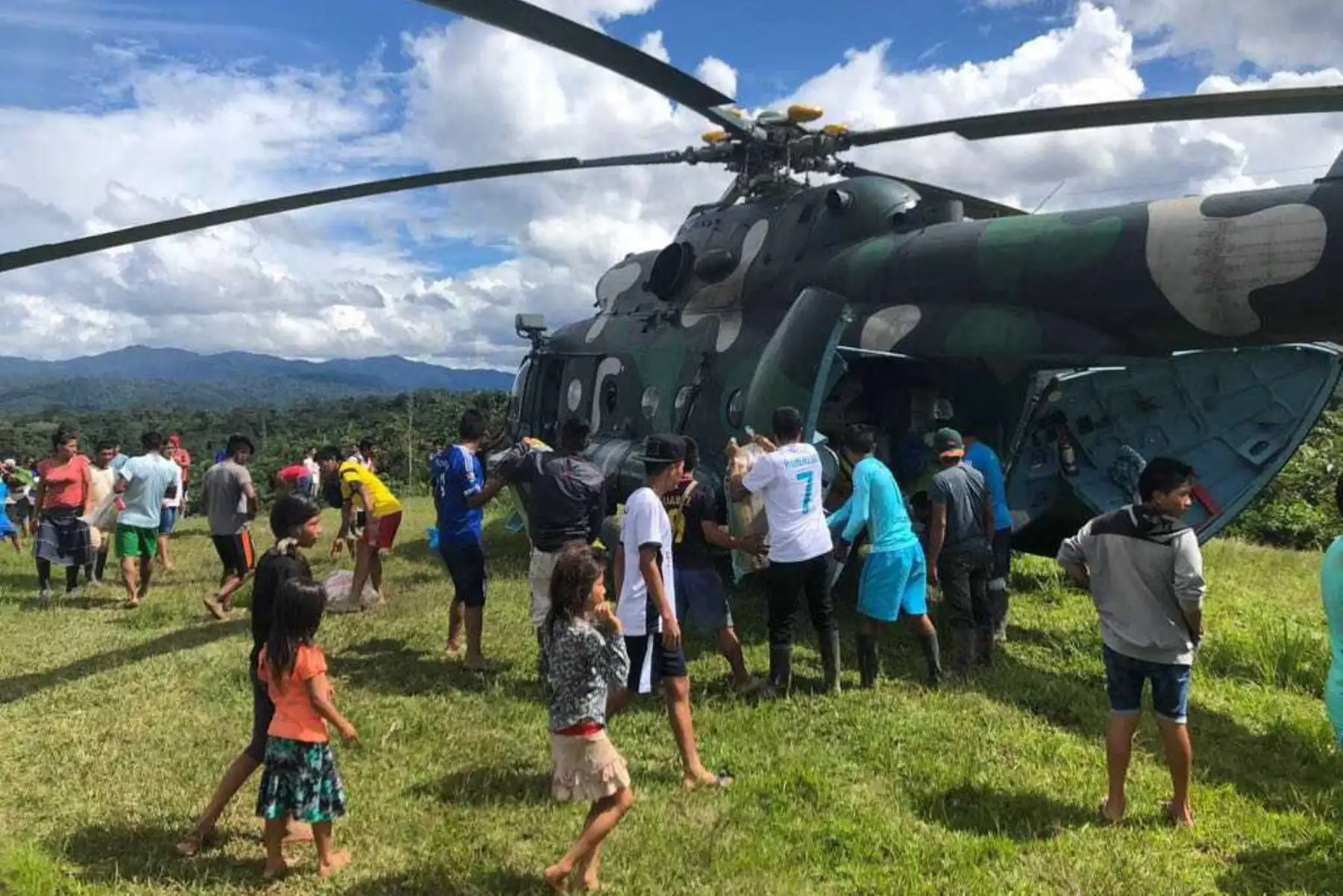A la fecha, once vuelos de la Fuerza Aérea del Perú (FAP) partieron desde la base militar de Urakusa, en la región Amazonas, trasladando un aproximado de 4,035 toneladas de alimentos del Ministerio de Desarrollo e Inclusión Social (Midis), a través de Qali Warma, garantizando así el servicio alimentario a niñas y niños de los distritos de El Cenepa e Imaza.