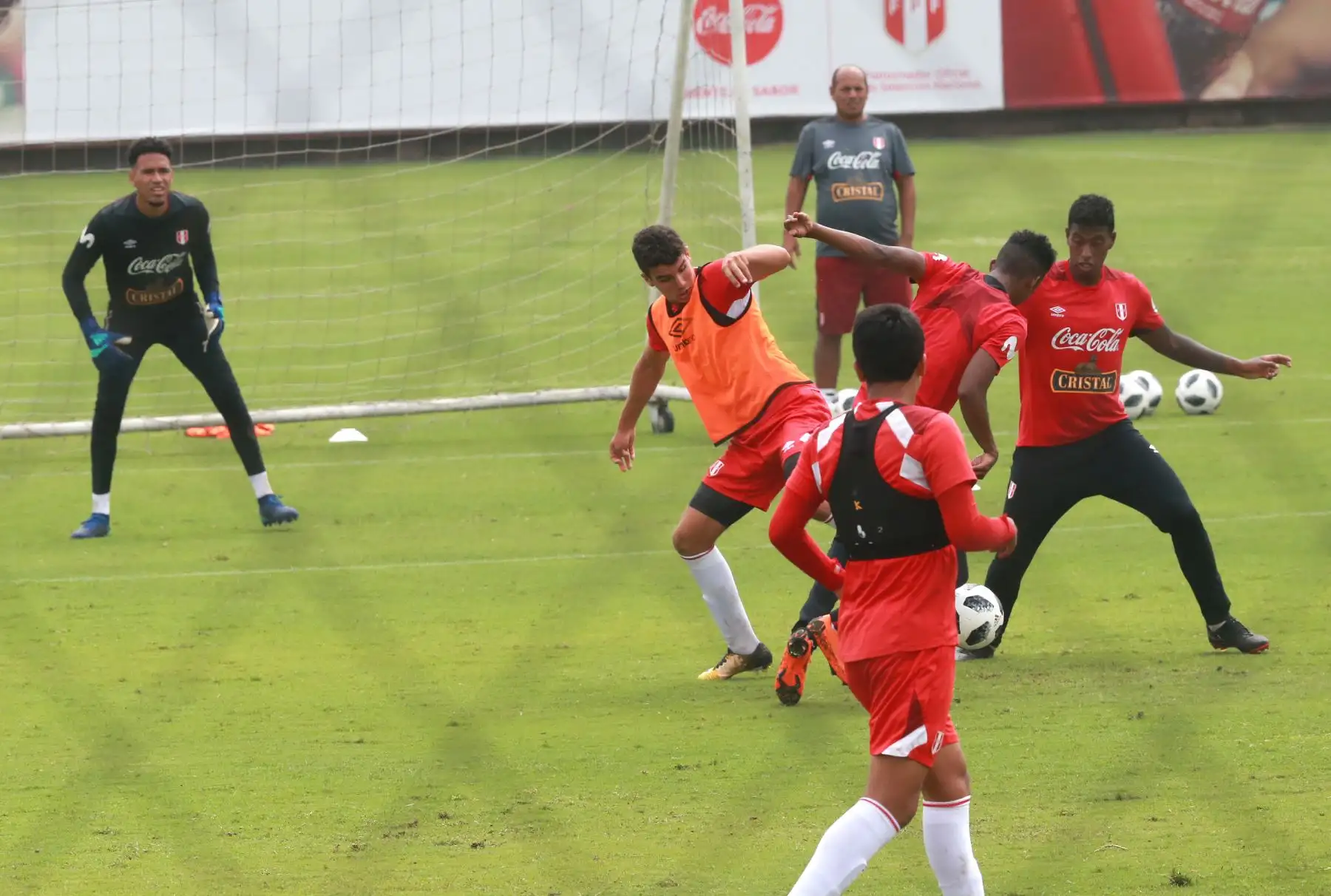 Hoy, jugadores como Pedro Aquino, Luis Advíncula y Anderson Santa María, entre otros, hicieron trabajos en el gimnasio junto al comando técnico. Foto: ANDINA/Norman Córdova.