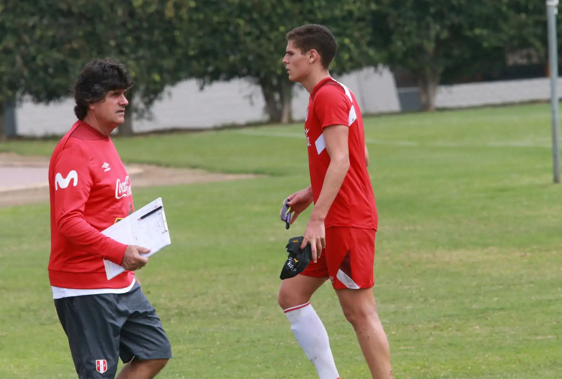 Hace unos días, el director deportivo de la Federación Peruana de Fútbol (FPF), Juan Carlos Oblitas, quien fue parte del plantel de jugadores en el último Mundial que disputó la Blanquirroja,  señaló que la escuadra nacional irá al Mundial de Rusia a competir y a hacer lo que más sabe: jugar al fútbol. Foto: ANDINA/Norman Córdova.