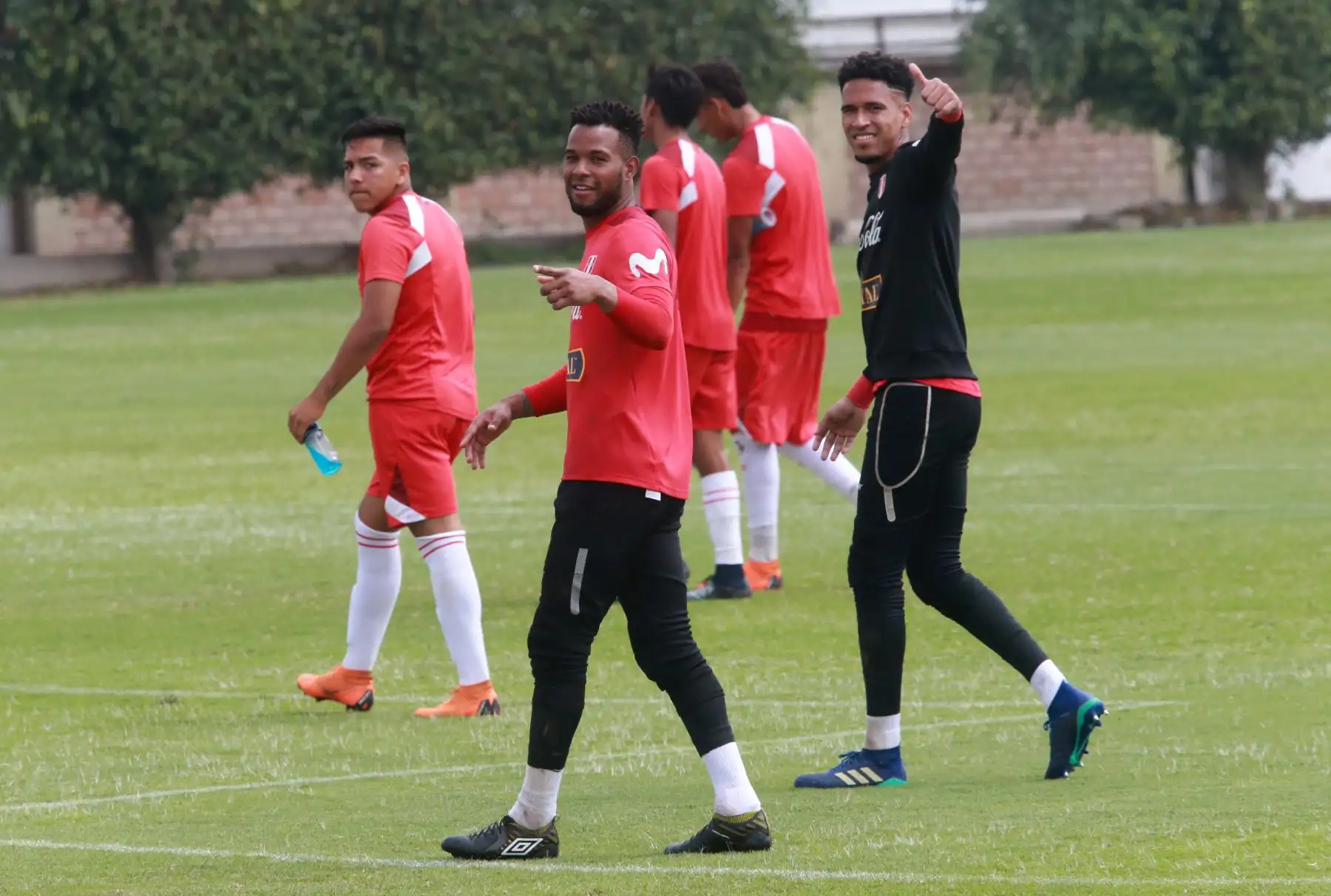 En el entrenamiento de hoy se observó también a los arqueros Pedro Gallese, Carlos Cáceda y José Carvallo con el preparador Alfredo Honores. Foto: ANDINA/Norman Córdova.