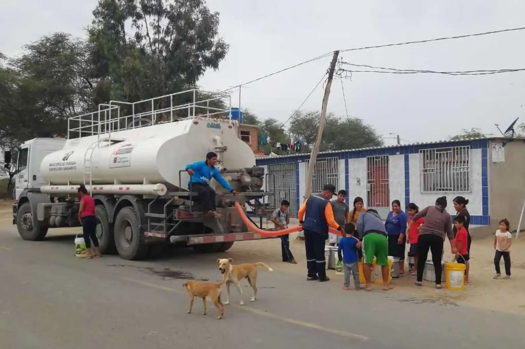 Más de 40, 000 vecinos de los centros poblados de Mórrope, en la región Lambayeque, están recibiendo agua potable en camiones cisternas del Ministerio de Vivienda, Construcción y Saneamiento (MVCS), en el marco de la declaratoria del Estado de Emergencia que se diera debido a que las aguas subterráneas que abastece al distrito y sus caseríos, están contaminadas con arsénico.