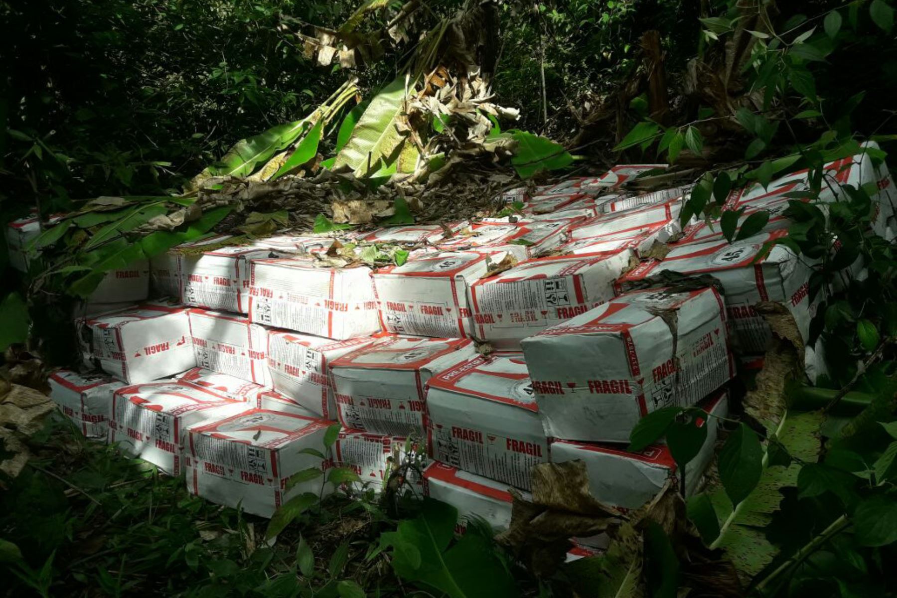 La Policía Nacional del Perú (PNP) decomisó más de cinco toneladas de acetona, insumo químico que se utiliza para la elaboración de cocaína, en dos operativos realizados en el Valle de los ríos Apurímac, Ene y Mantaro (Vraem).
