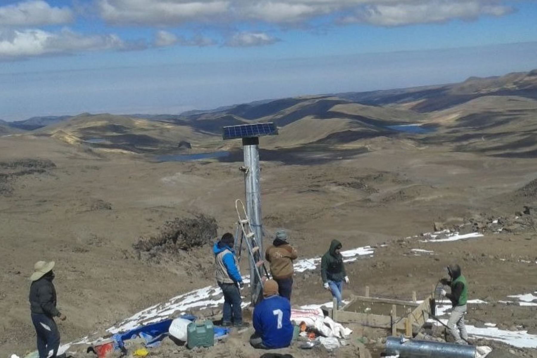 El Instituto Geofísico del Perú (IGP) inició la instalación de las primeras estaciones de monitoreo permanente para vigilar en tiempo real la actividad del volcán Coropuna, ubicado en la región Arequipa.
