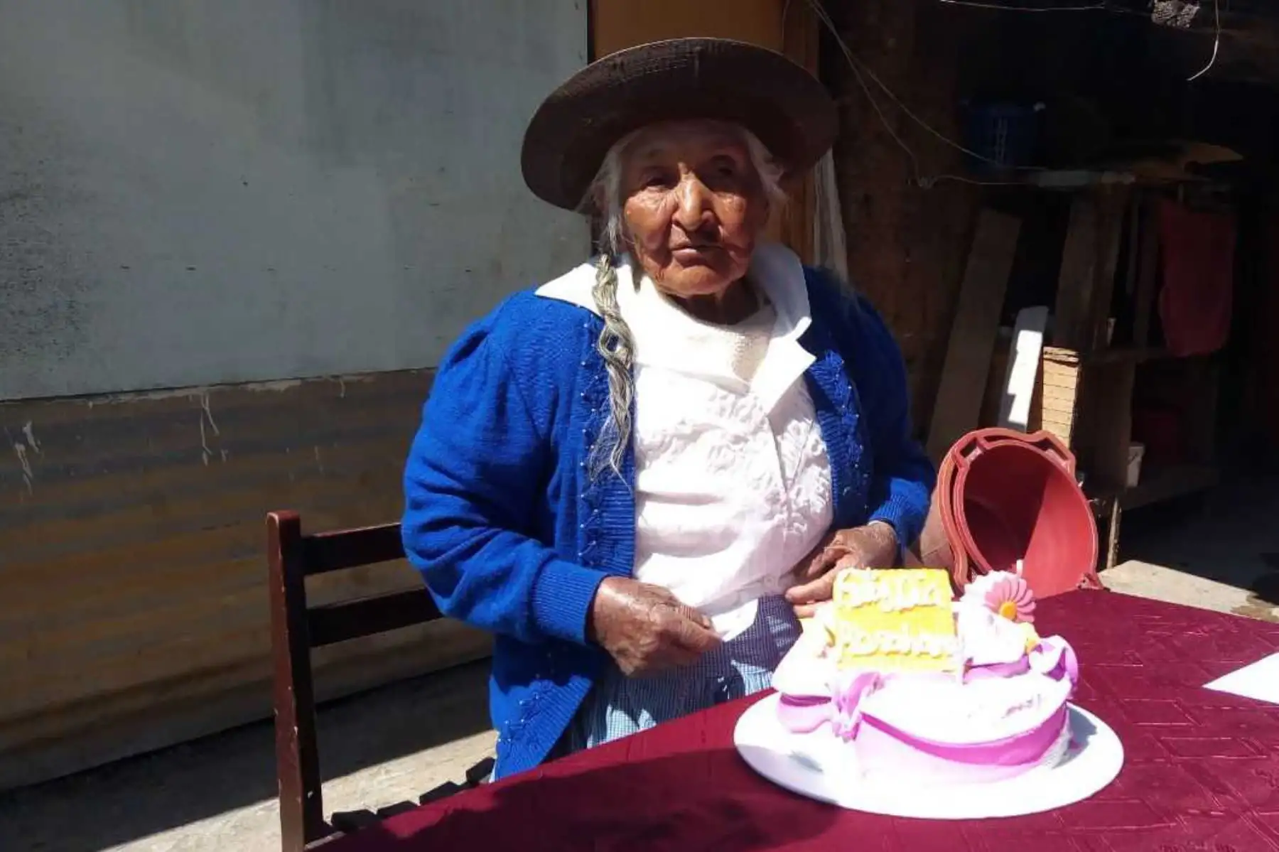 El 20 de enero pasado cumplió 107 años de edad, según su Documento Nacional de Identidad (DNI), lo cual convierte a Abrahana Quispe Taype en la mujer más longeva de Huancayo y muchos envidian la suerte de sus descendientes quienes este domingo podrán abrazar a esta extraordinaria mujer con tan amplia experiencia de vida y con plena lucidez mental.