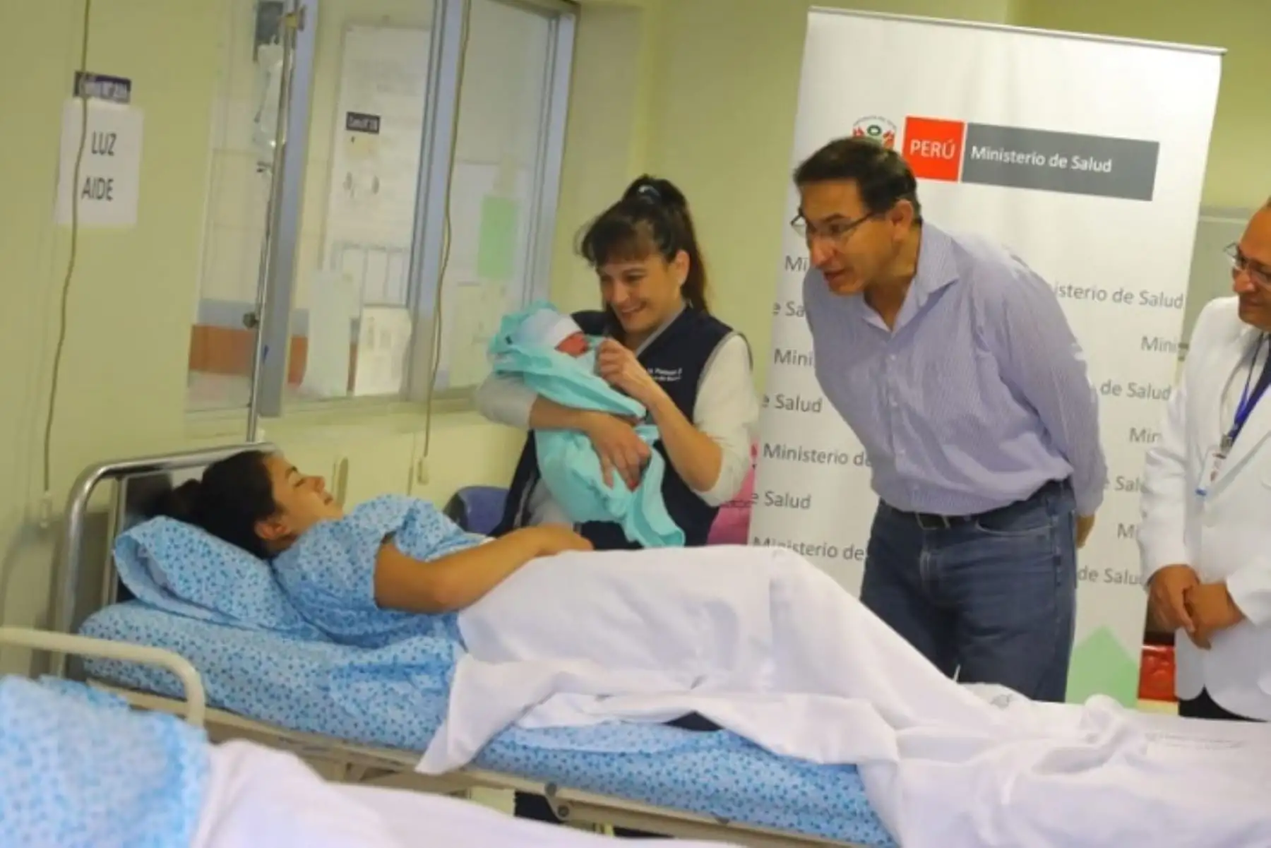 Presidente Martín Vizcarra saluda a madres del Instituto Nacional Materno Perinatal.