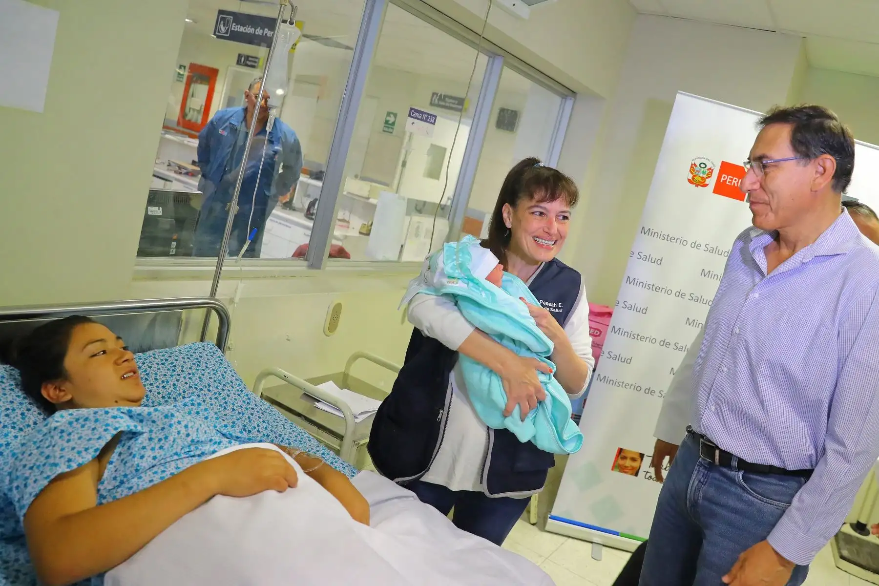 Presidente Martín Vizcarra visitó esta mañana a las madres de la Maternidad de Lima.