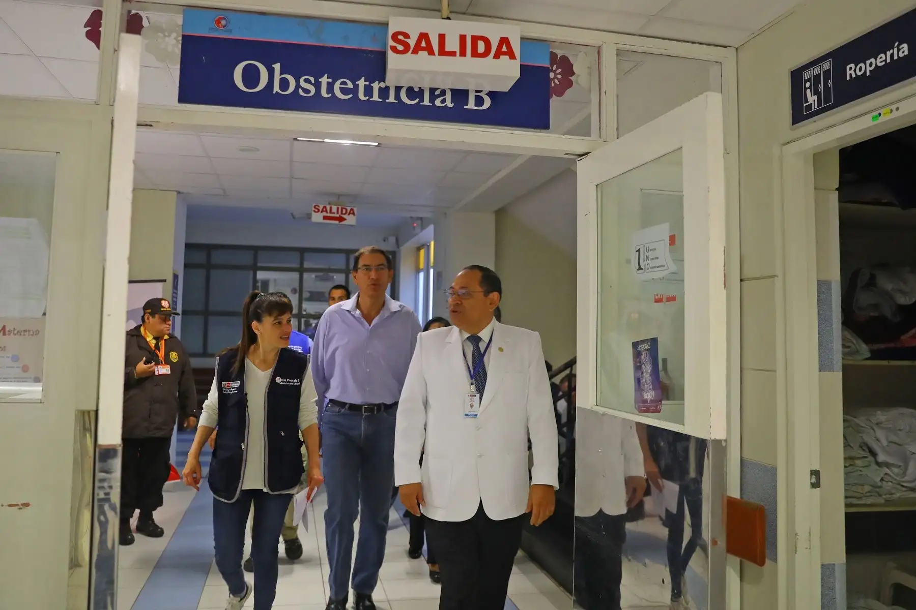 Jefe del Estado, Martín Vizcarra, y la ministra de Salud, Silvia Pessah, recorren las instalaciones de la Maternidad de Lima.