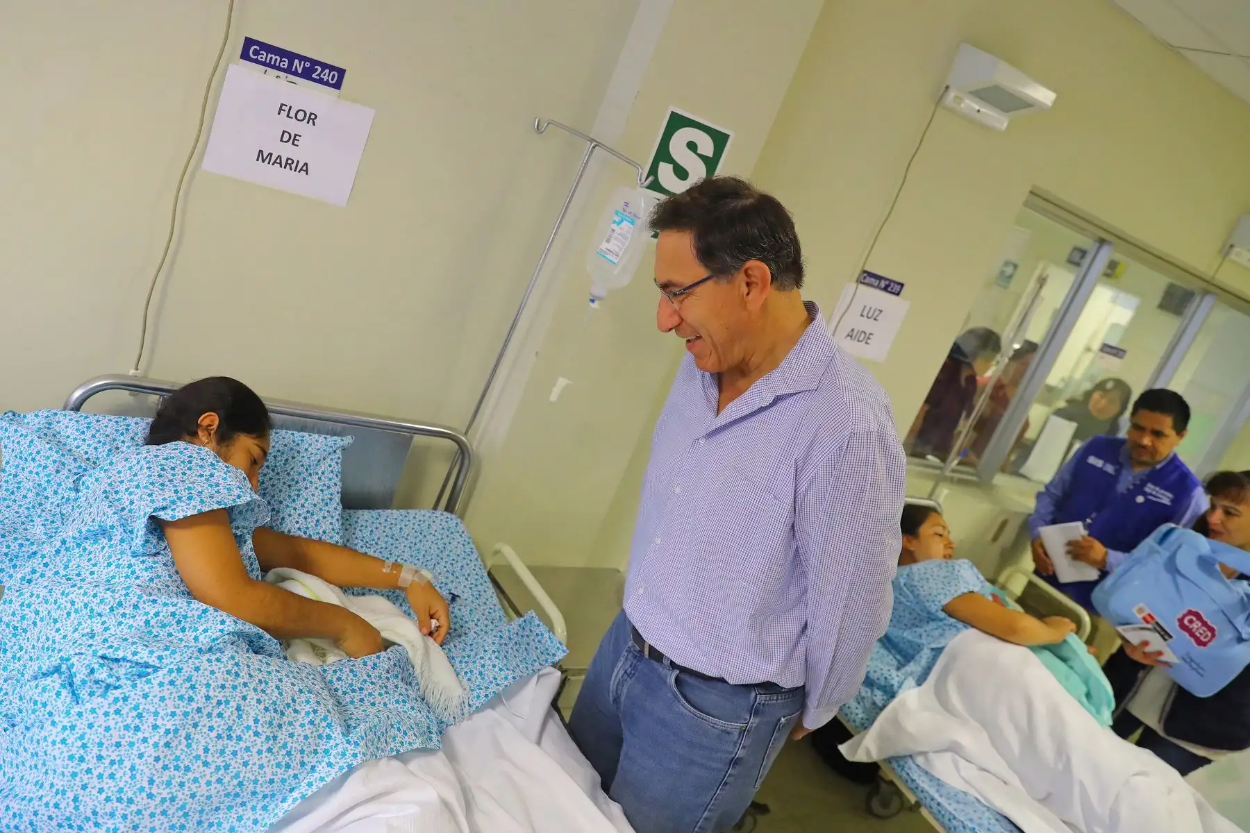Presidente Martín Vizcarra saluda a una de las mujeres que se convirtió en mamá en la Maternidad de Lima.