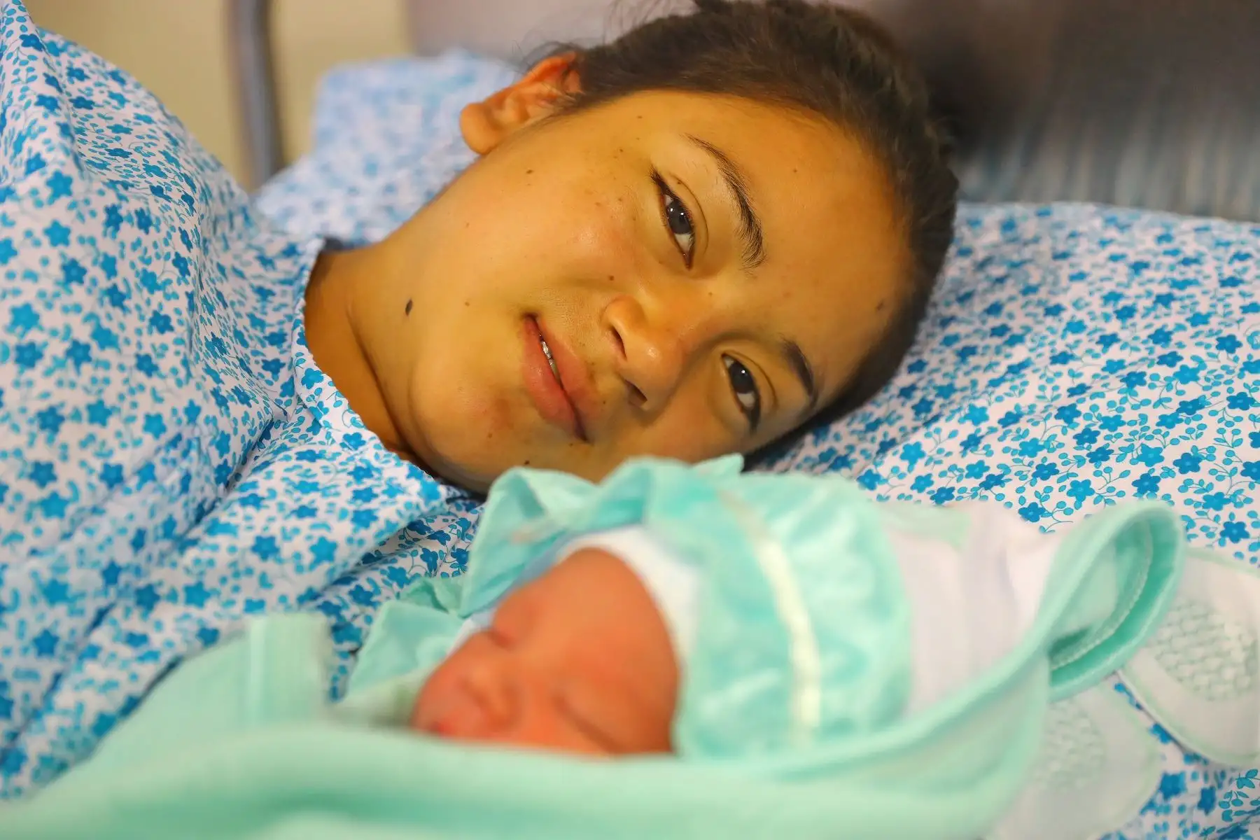 Una mujer peruana que dio a luz en la Maternidad de Lima y se convirtió en mamá precisamente en el día de las madres.