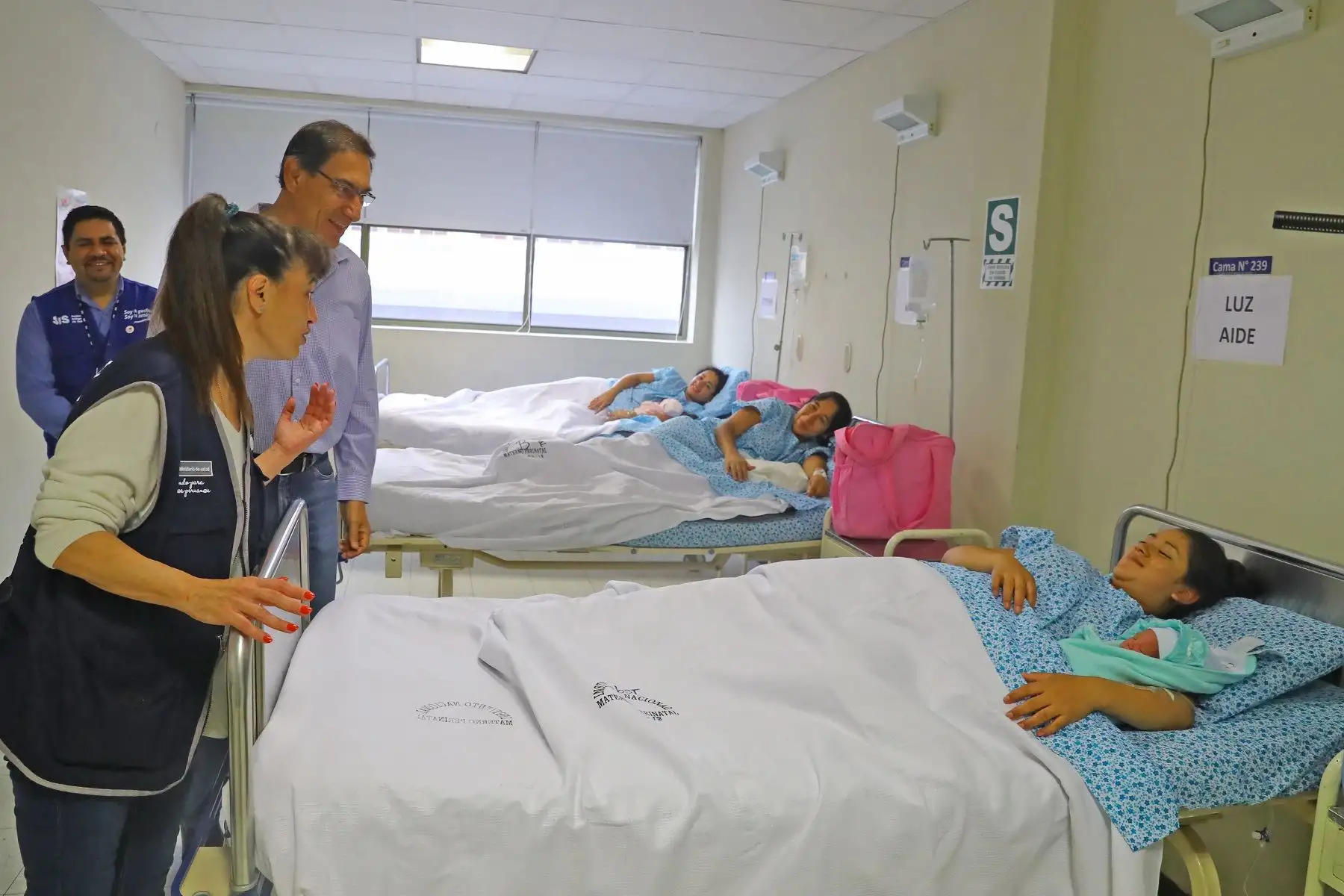 Presidente Martín Vizcarra y la ministra de Salud, Silvia Pessah, saludan a las nuevas mamás en el Día de la Madre.