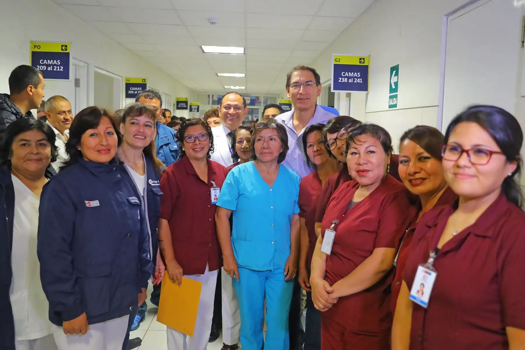 Presidente Martín Vizcarra saludó al personal de la Maternidad de Lima.