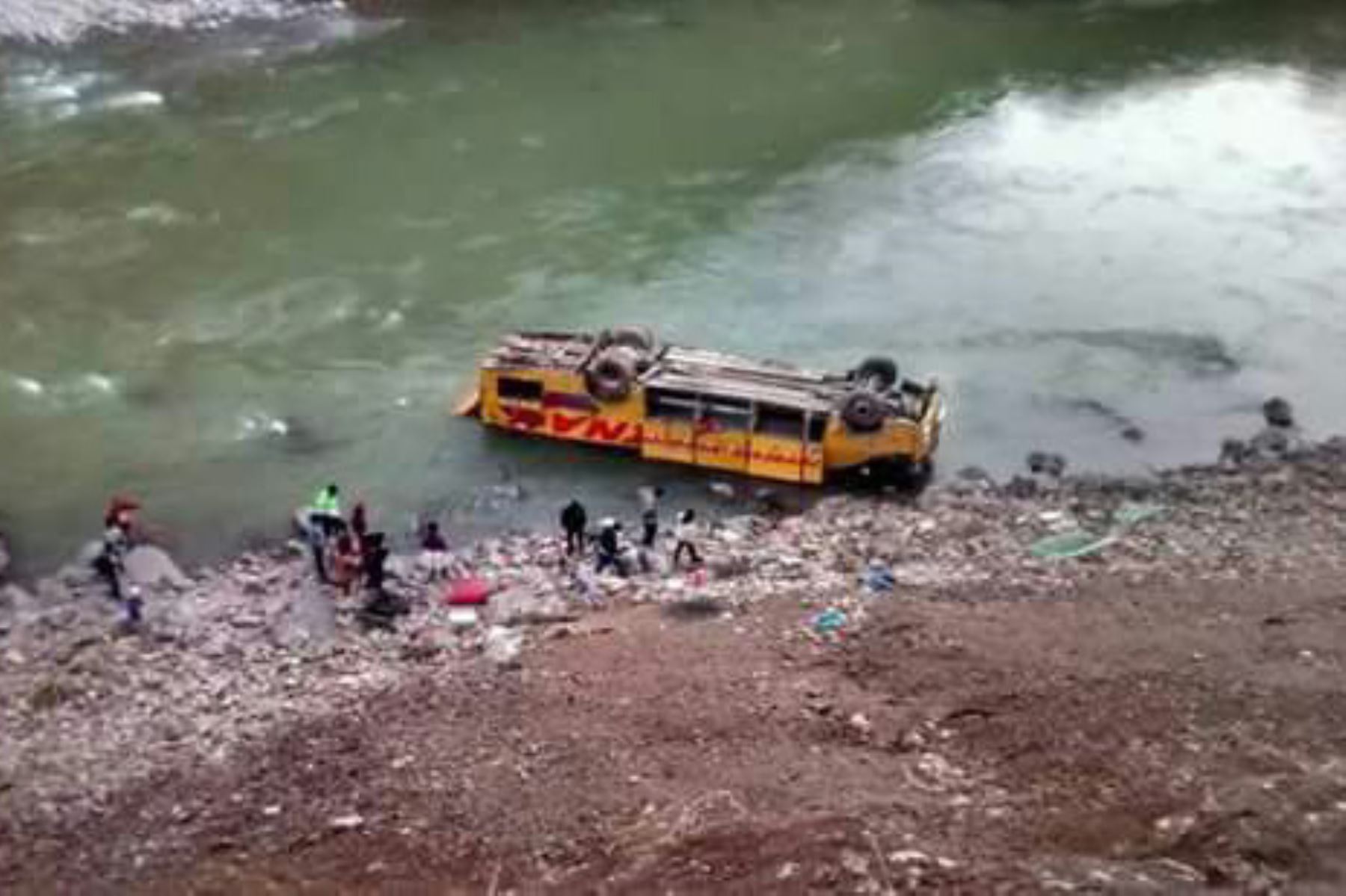 Pasajeros de ómnibus interprovincial salvan de morir. Bus fue arrastrado por huaico y cae al río Mantaro en Huancavelica. ANDINA