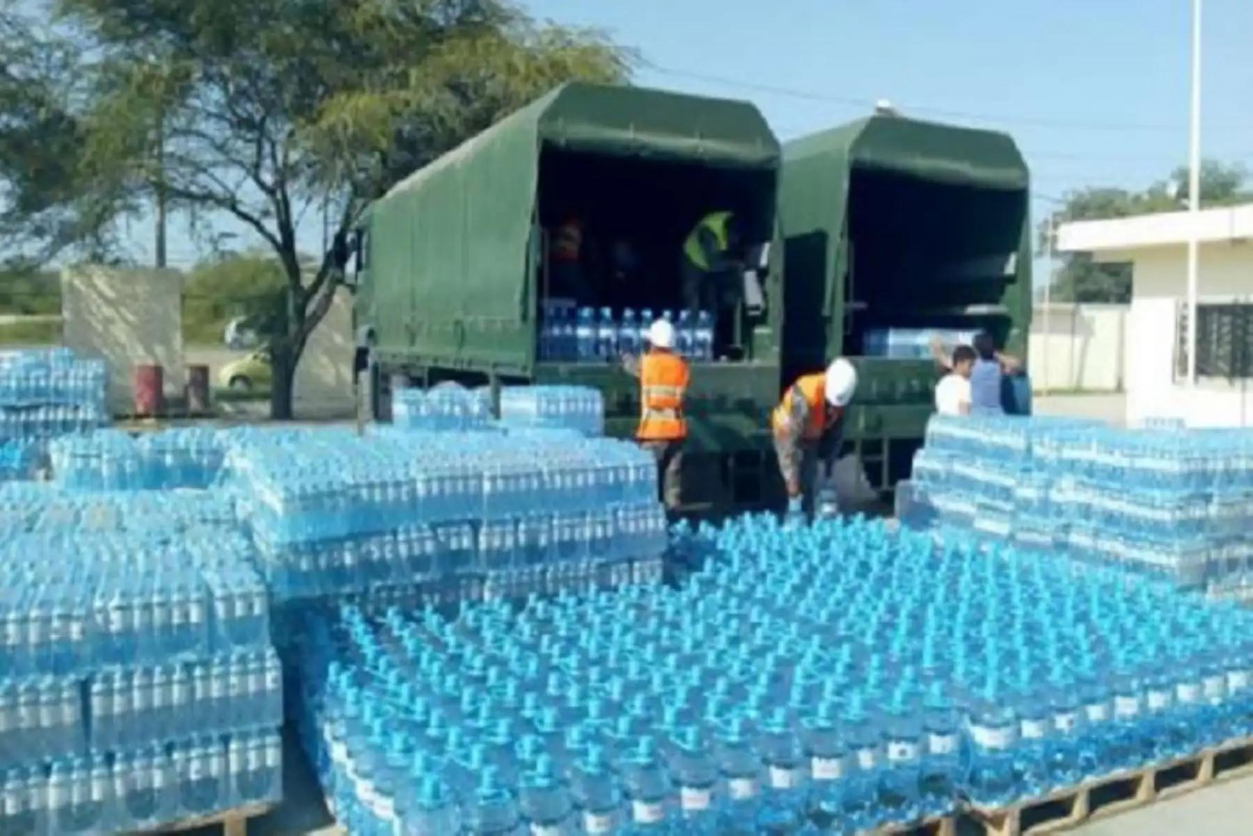 Los envases con agua, donados por la empresa privada, fueron transportados en vehículos militares Man.