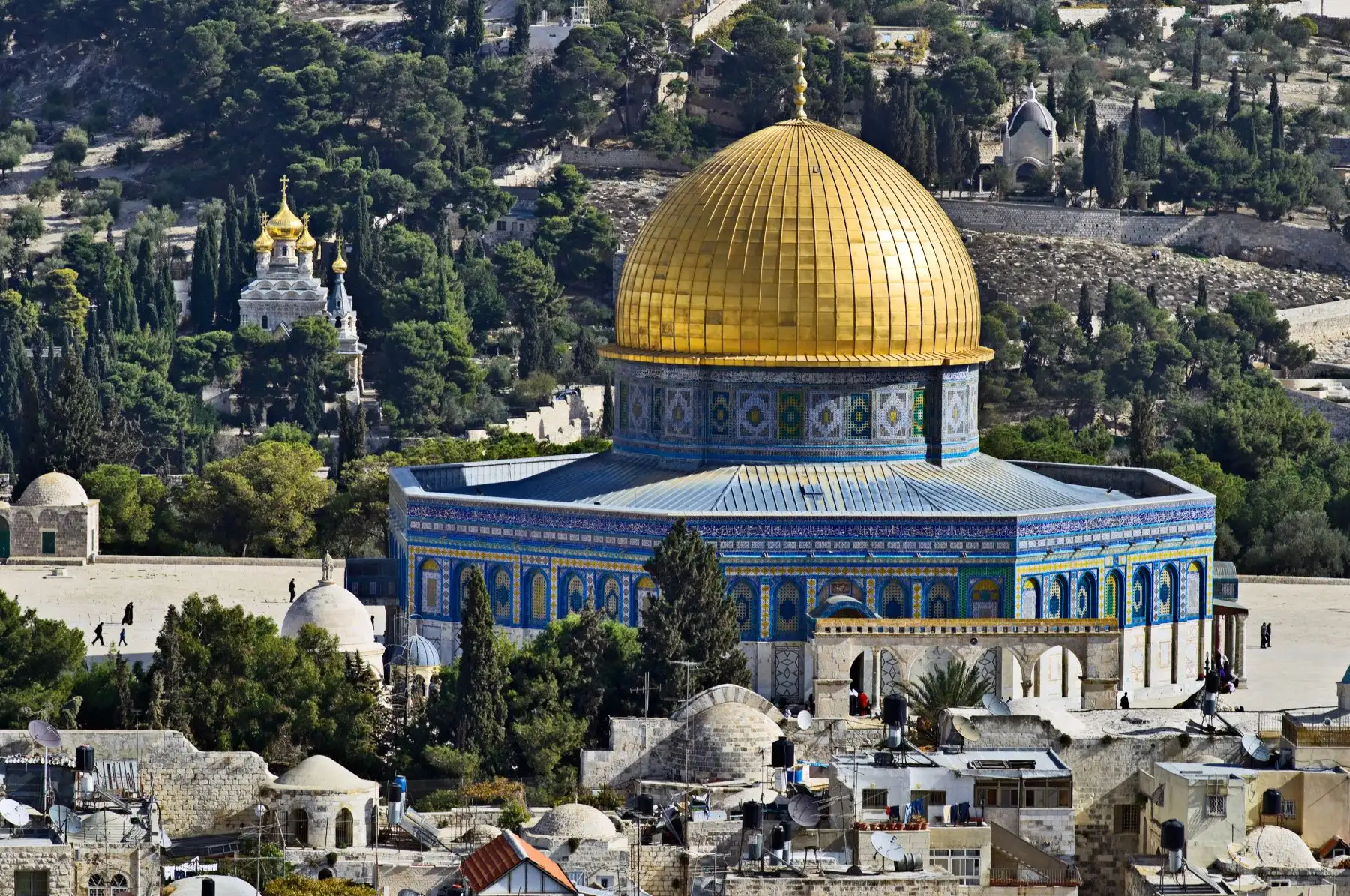 Cúpula de la Roca: El templo coronado por una cúpula dorada fue construido por el noveno califa que gobernaba Jerusalén en el siglo VII..  Foto: ANDINA/Depositphotos