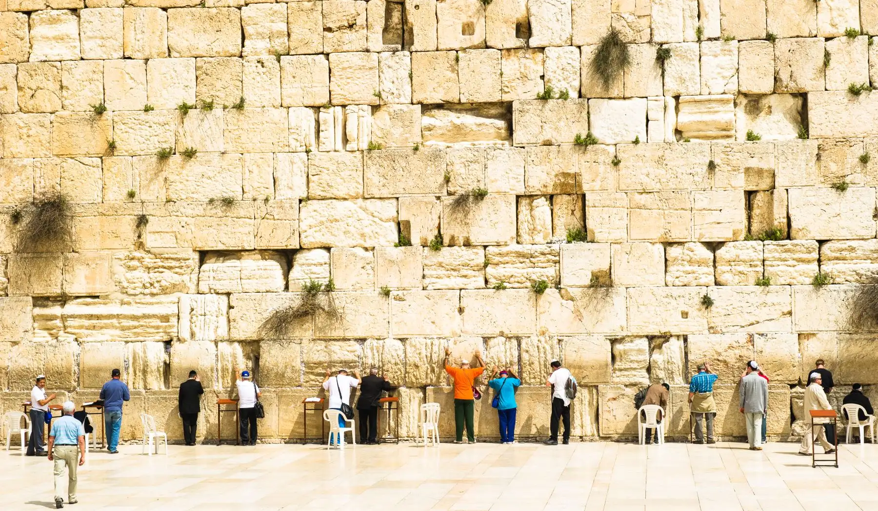 El Muro de las lamentaciones es la única parte que quedó en pie del Templo de Salomón, construido en el siglo X a.C., destruido por los romanos. El Judaísmo lo considera la construcción más sagrada, convertida también en un lugar de oración. Foto: ANDINA/Depositphotos